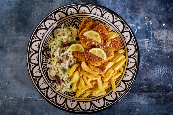 Fish & chips med spidskålsalat med tranebær og mynte
