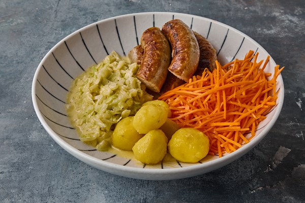 Medisterpølse med stuvet hvidkål, råsyltede gulerødder og kartofler