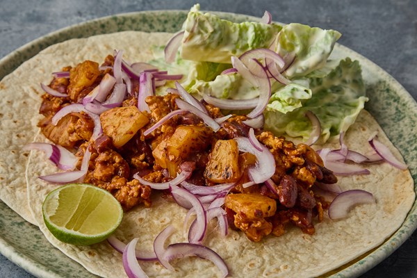 Kyllingetacos med ananas, syltede rødløg og limecreme
