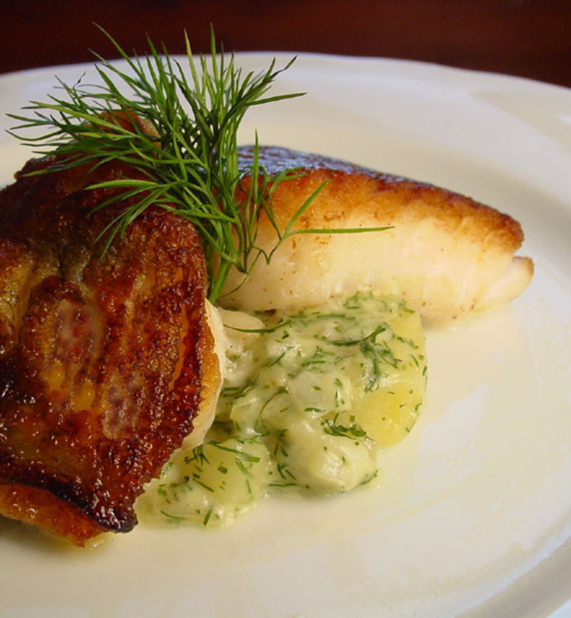 Skindstegt kullerfilet med varm kartoffelsalat med dild