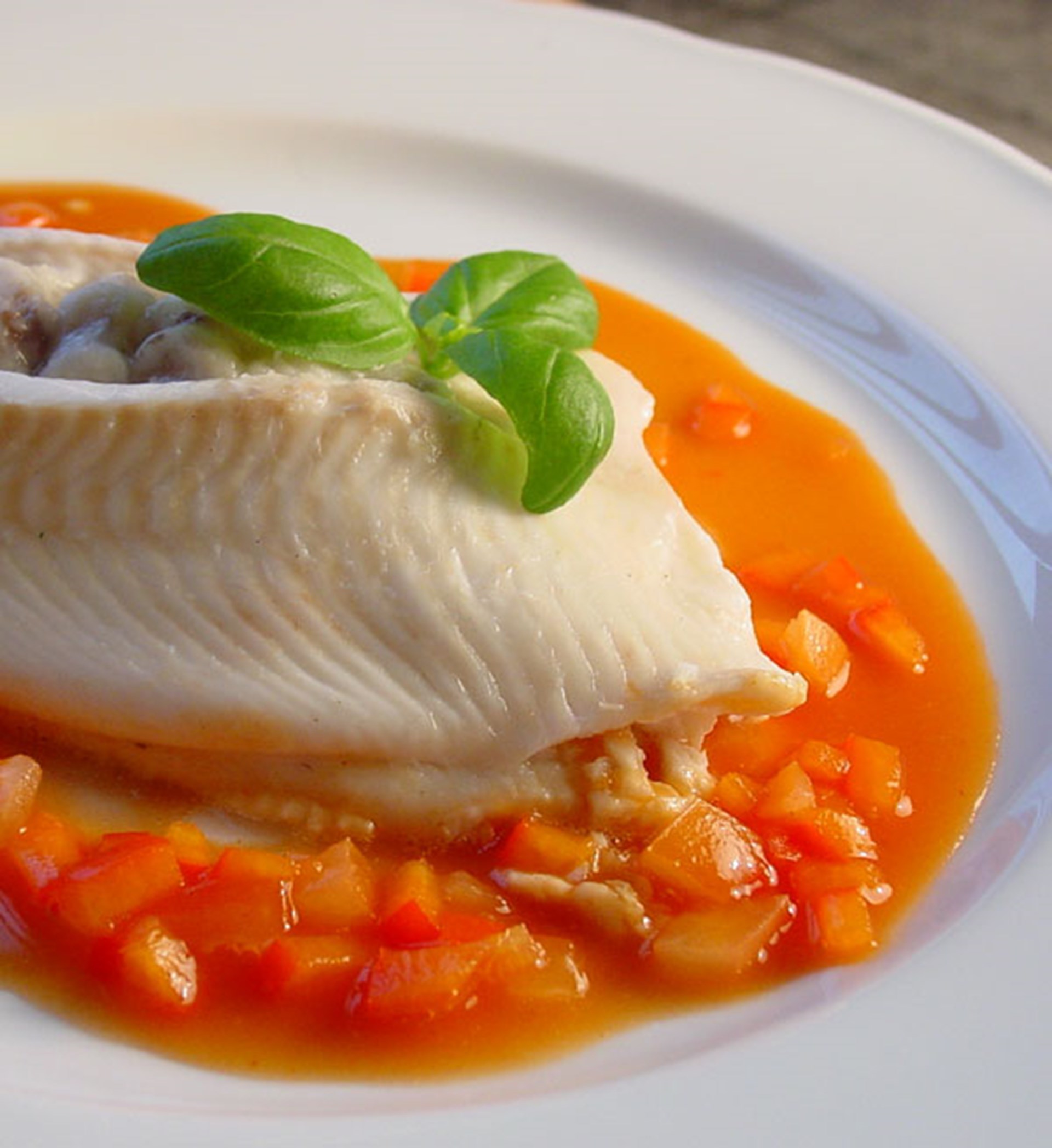 Laksefarseret rødspætte med tomatsauce - Opskrift fra Skagenfood.dk