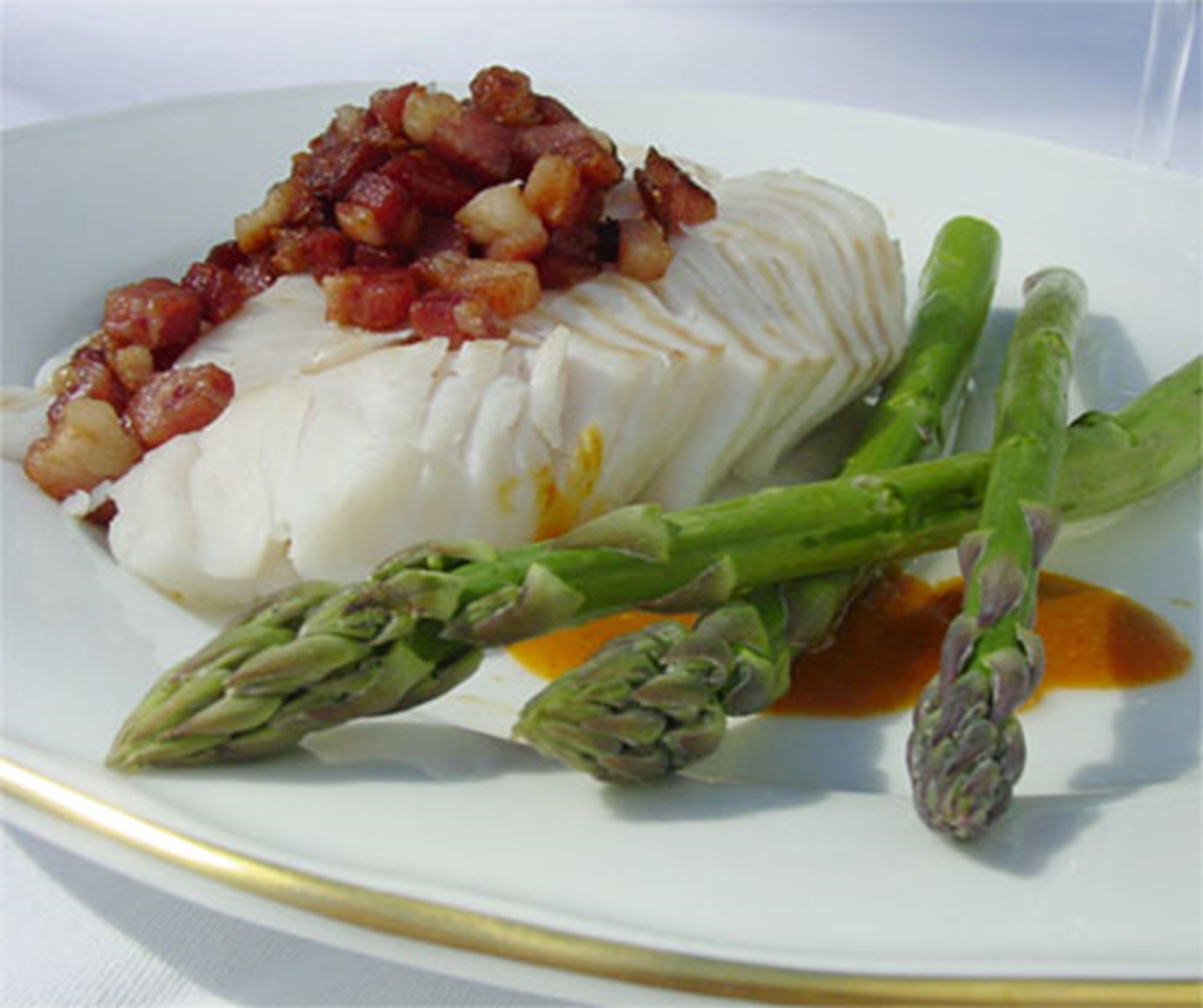 Ovnbagt torskefilet med karrysauce og friske asparges