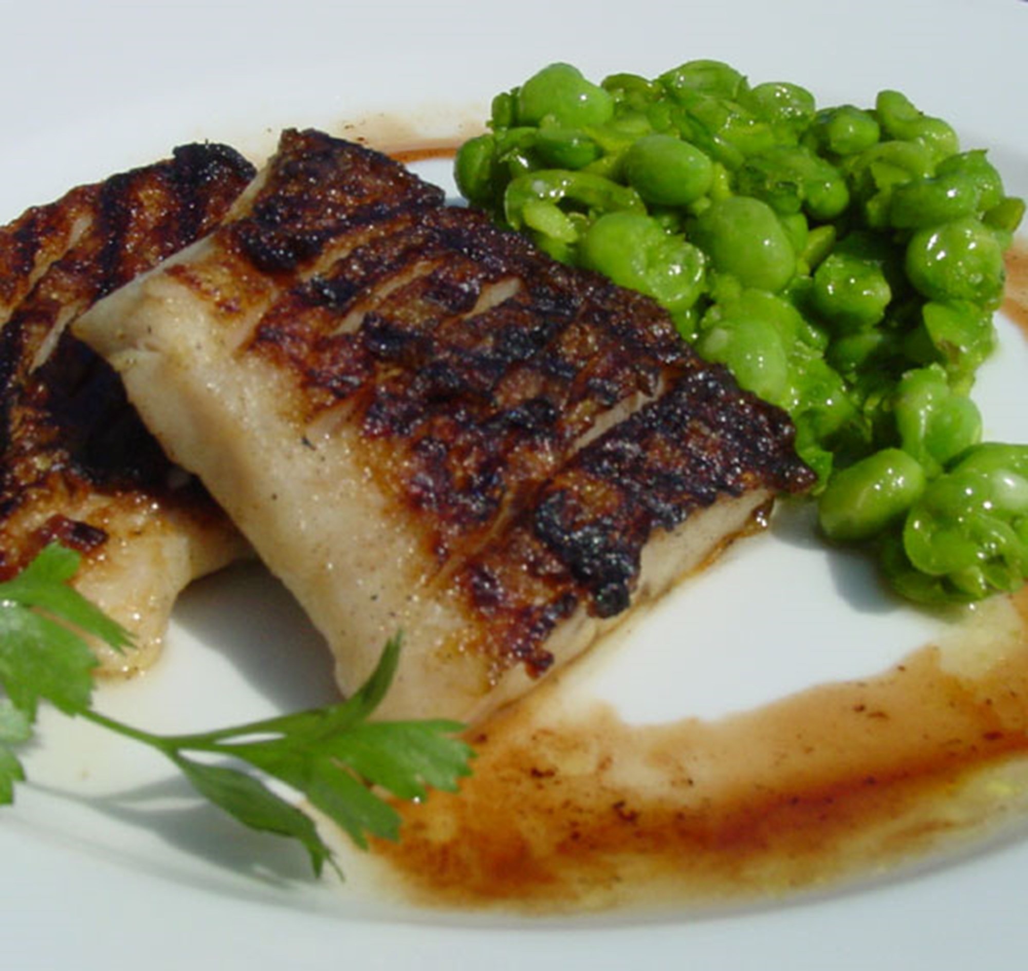 Skindstegt rødfiskfilet med ærtepuré og vanilje/rødvinsglace