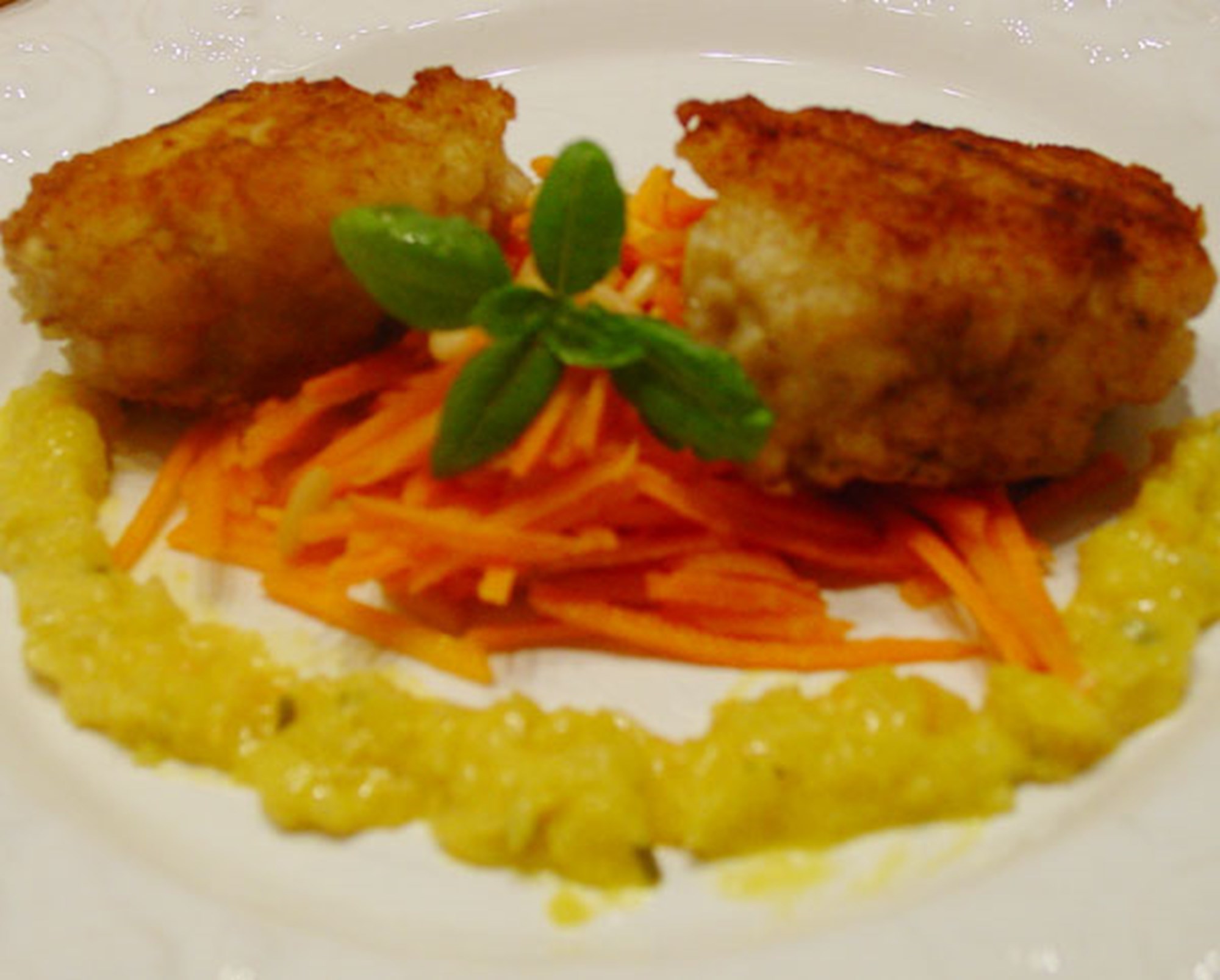 Fiskefrikadeller med hjemmelavet remoulade og revne gulerødder med pinjekerner