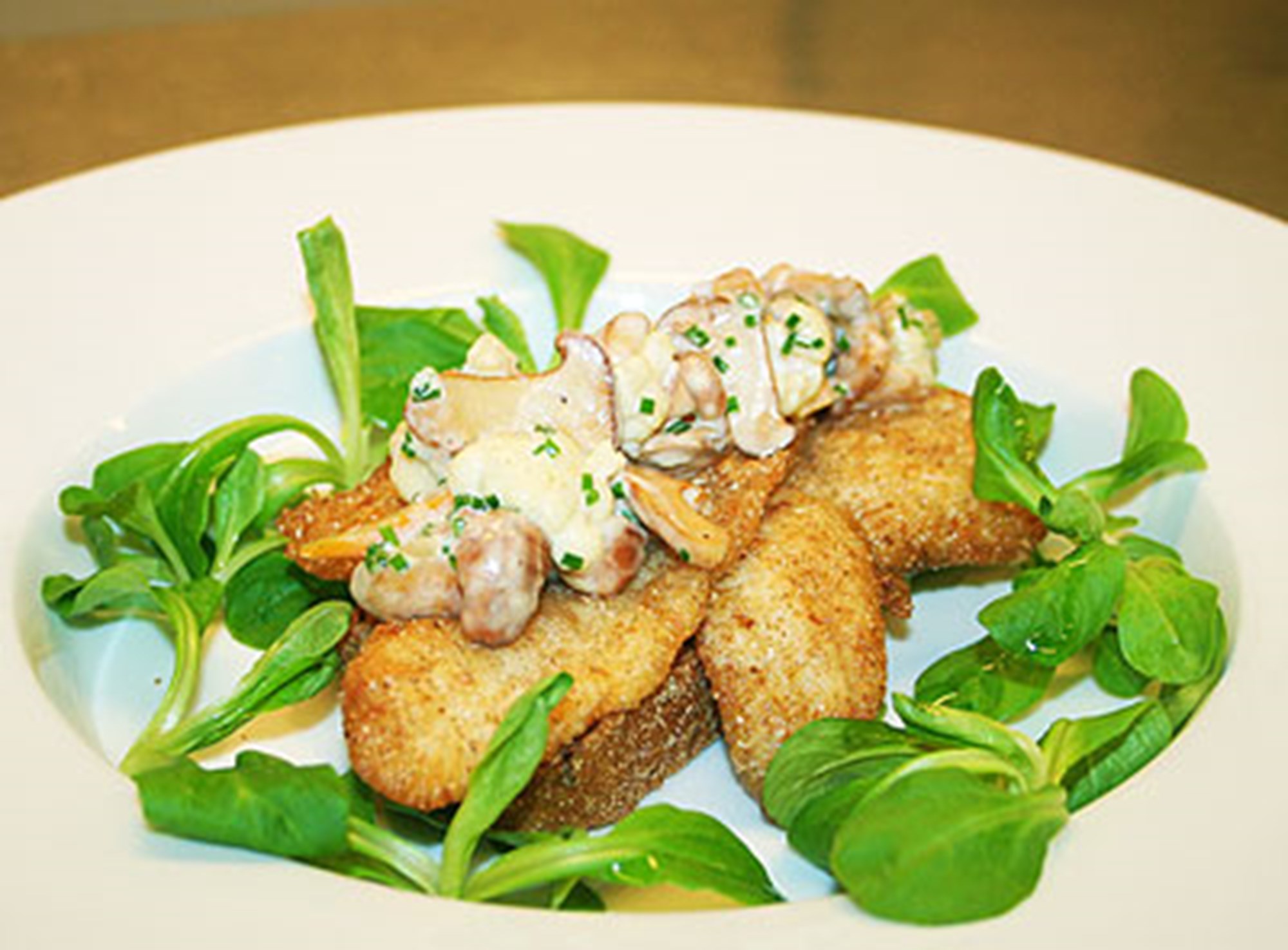 Rødspætte med kantarelremoulade og salat