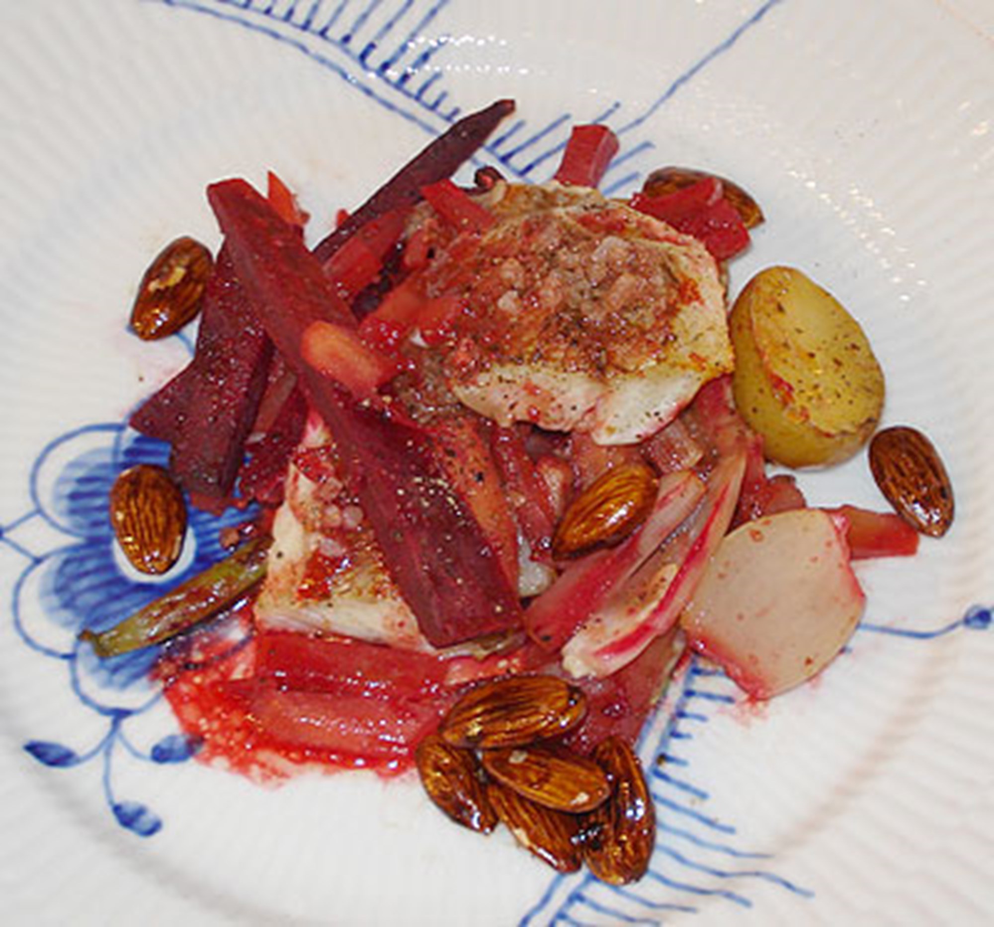 Rødfisk med hvidløgsmarinerede rodfrugter og balsamicomandler