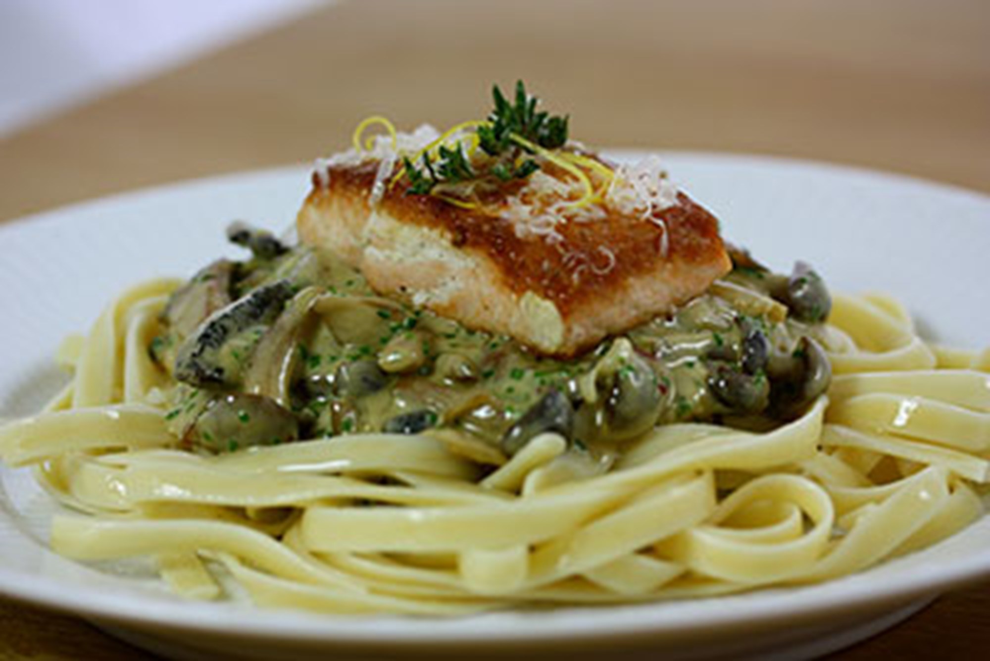 Stegt laksefilet med fettuccine, syltet citron og svampefrikassé