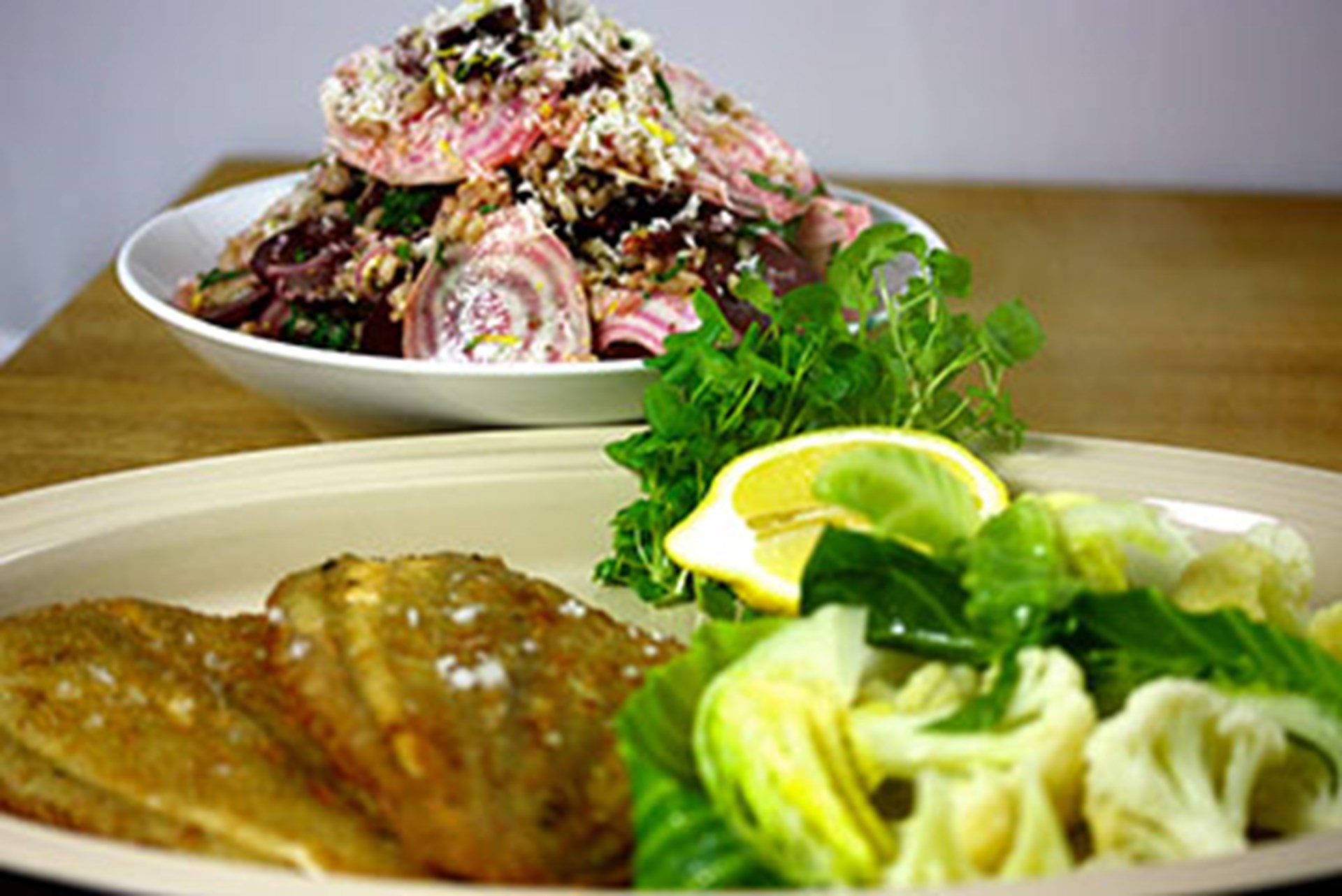 Stegt rødspætte med spidskål og bedesalat med peberrod - Opskrift fra ...