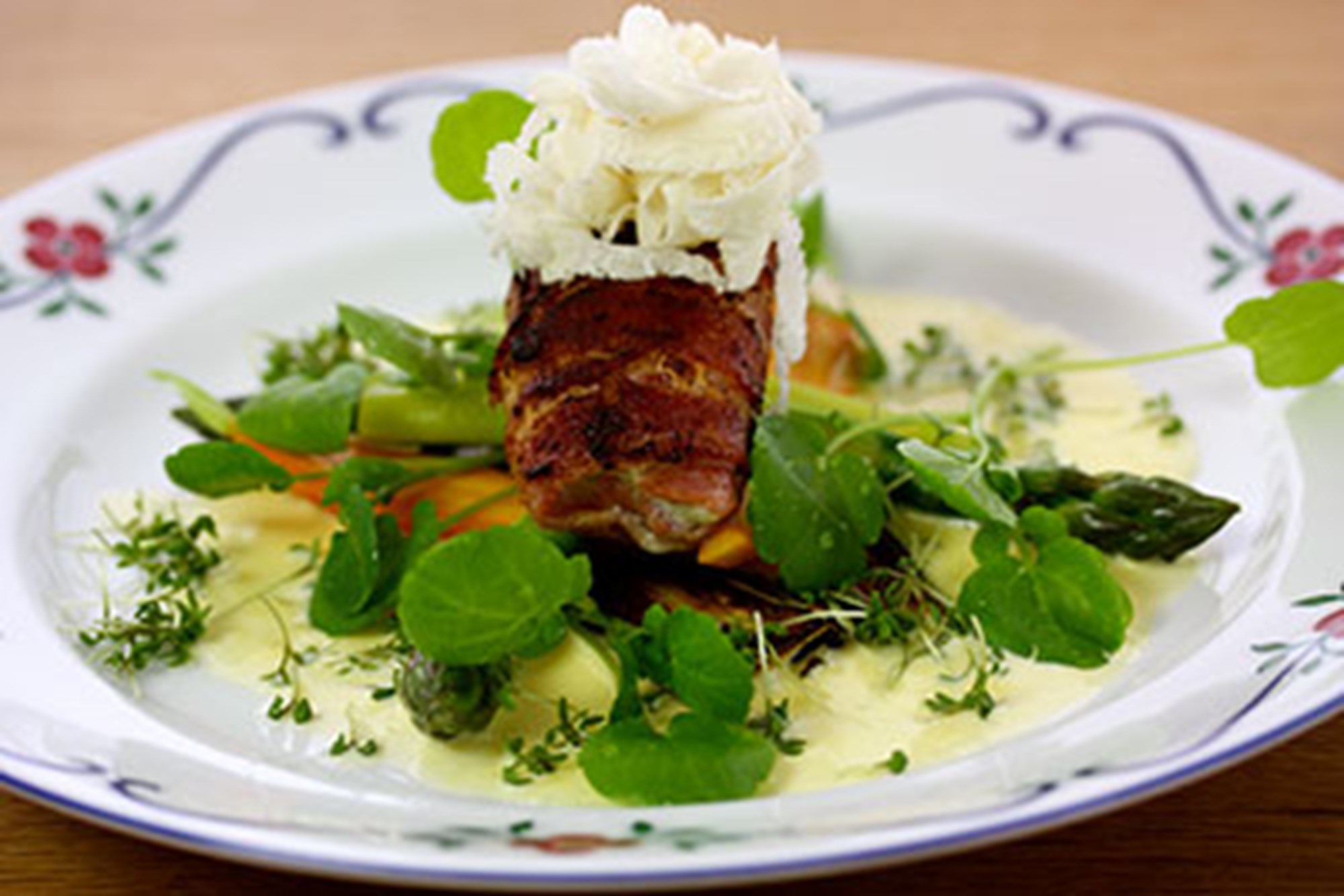 Hornfisk stegt med bacon serveret med peberrodssauce og forårsgrønt
