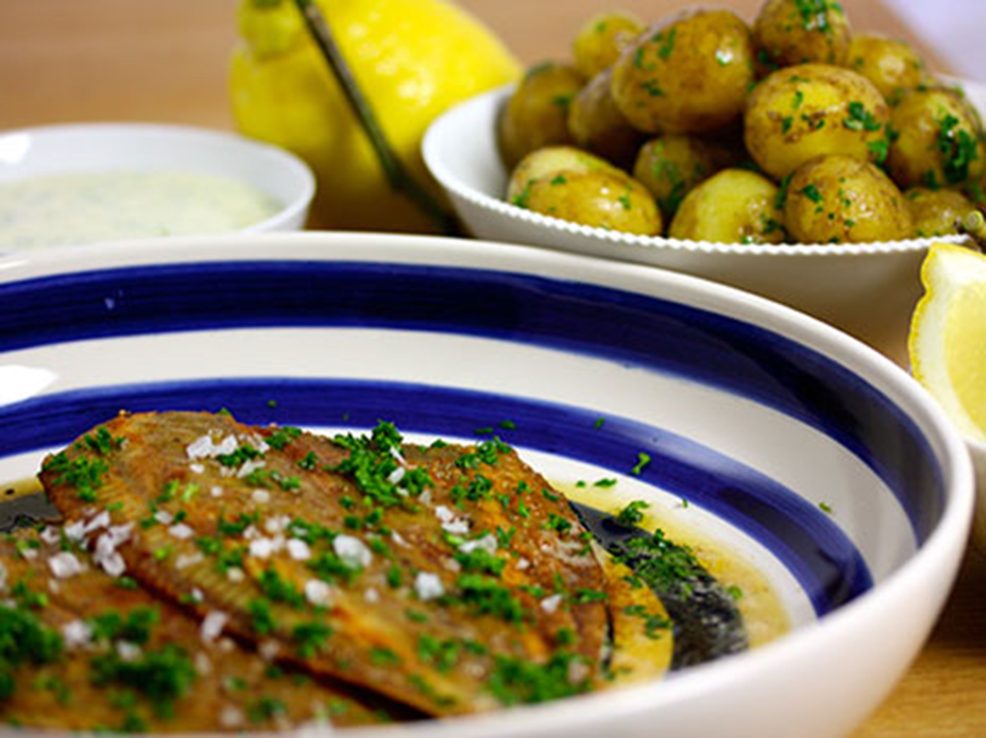 Helstegt rødspætte med persillesovs og små kartofler - Opskrift fra ...