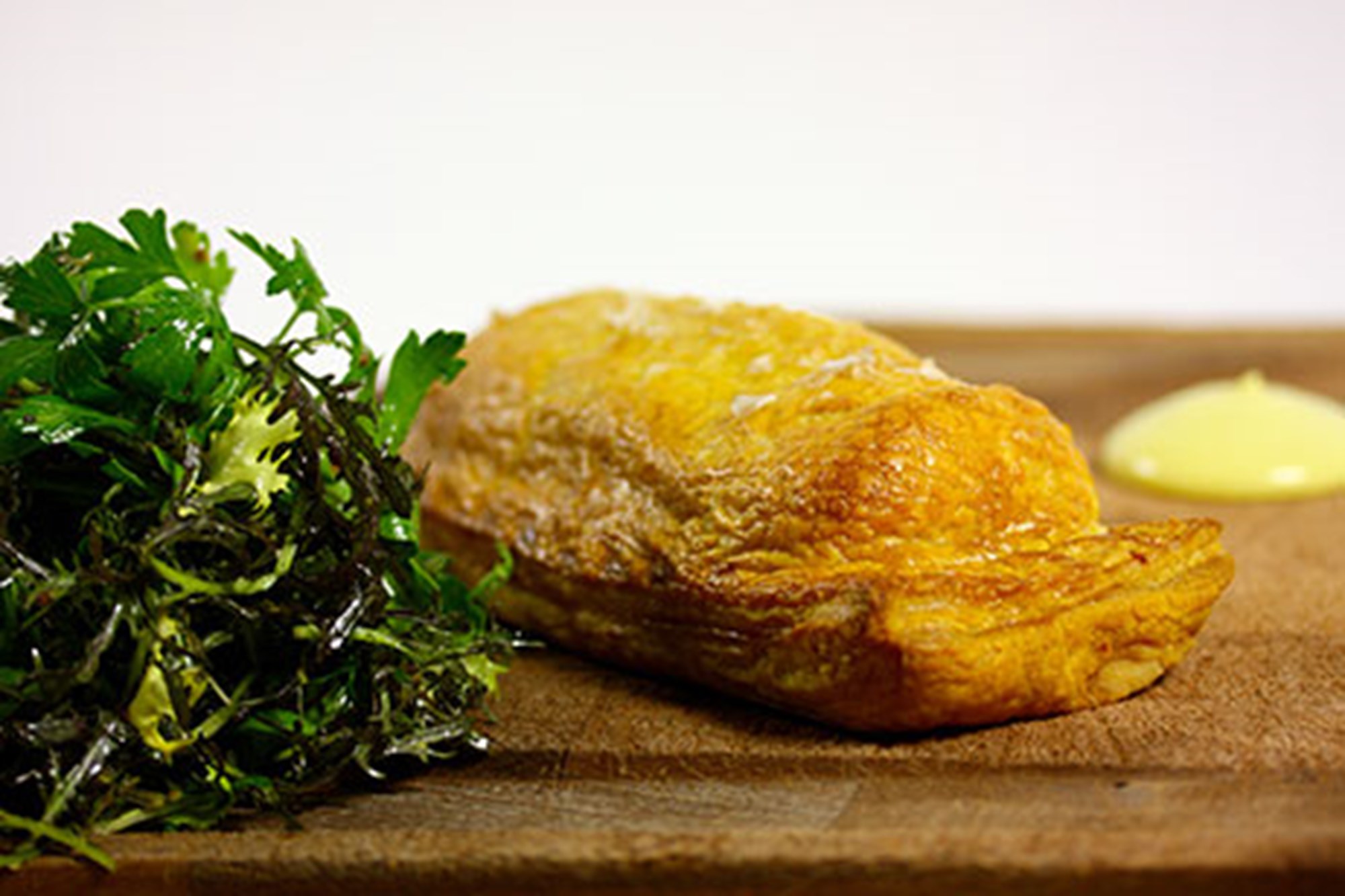 Blålange bagt i Butterdej med spæde porer, salat og sød sennepsdressing