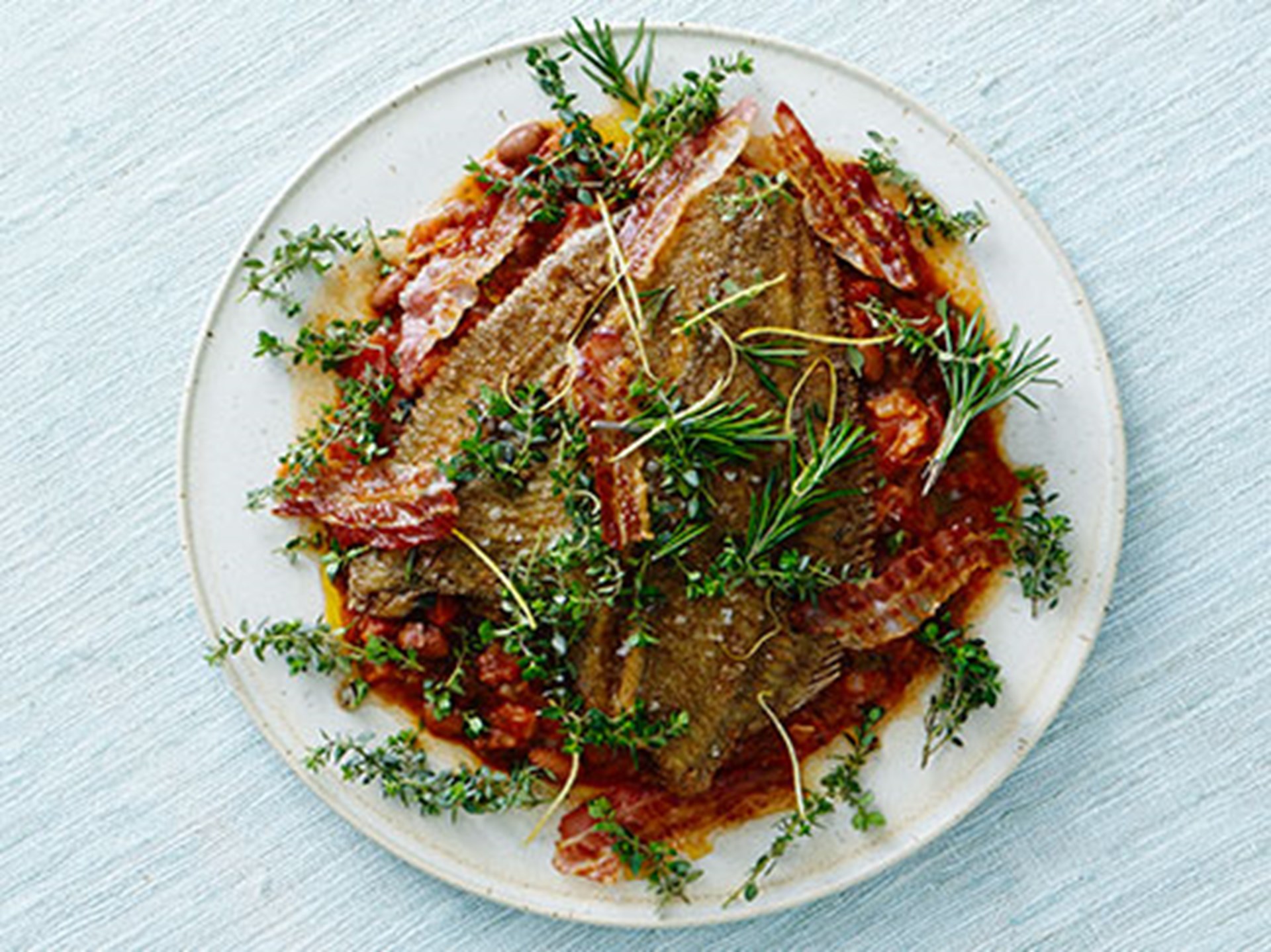 Helstegt rødspætte borlottibønner og tomat - Opskrift fra Skagenfood.dk