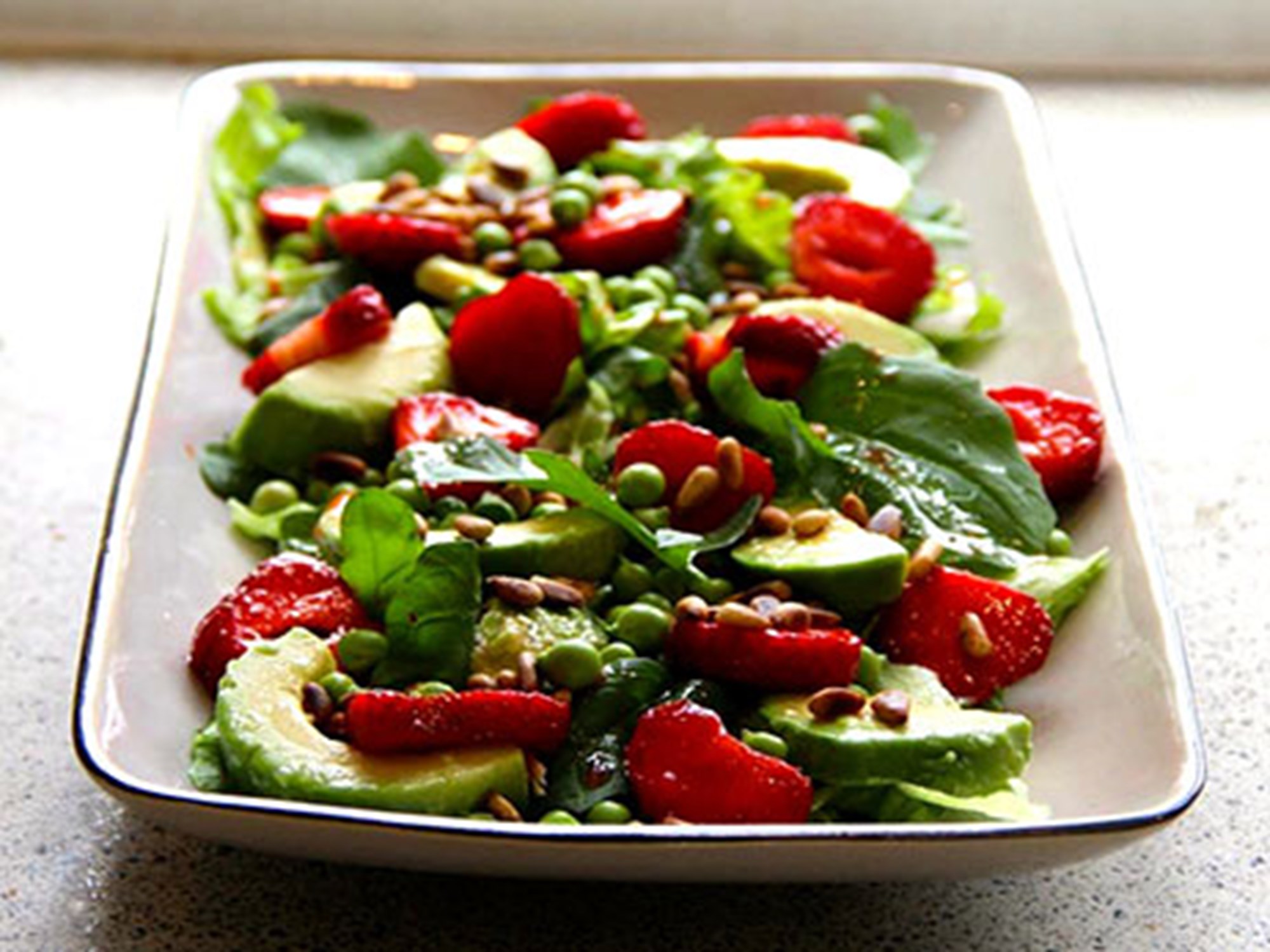Salat med marinerede jordbær og ærter