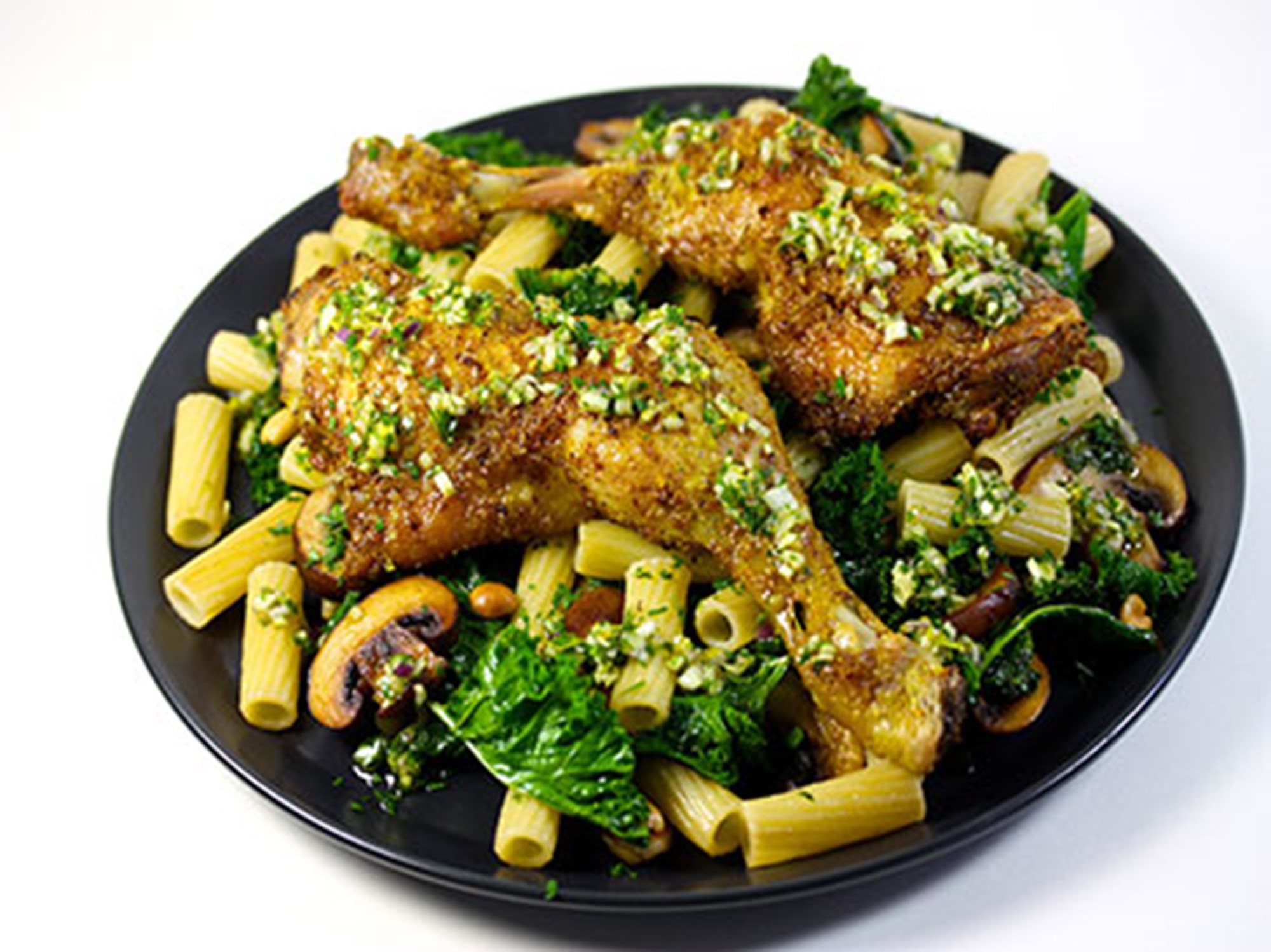 Stegt kyllingelår med vadouvan-krydderi, pasta, grønkål og svampe