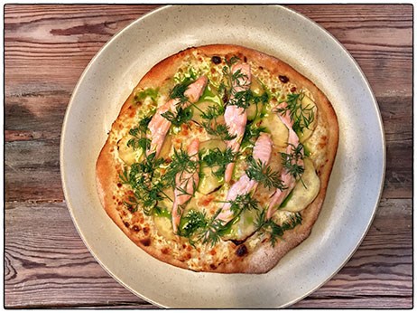Pizza med øko laks, kartoffel, creme fraiche og dildolie - Opskrift fra ...