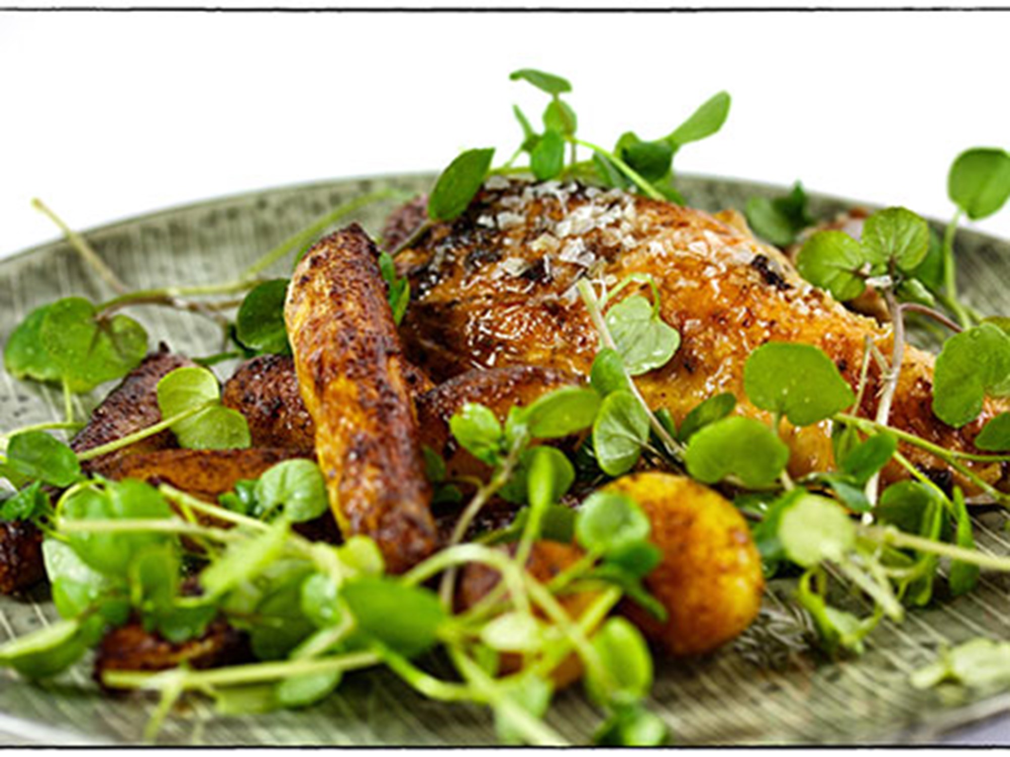 Skindstegt kyllingebryst med hvide asparges, sennepsvinaigrette, nye kartofler og brøndkarse (2 pers.)