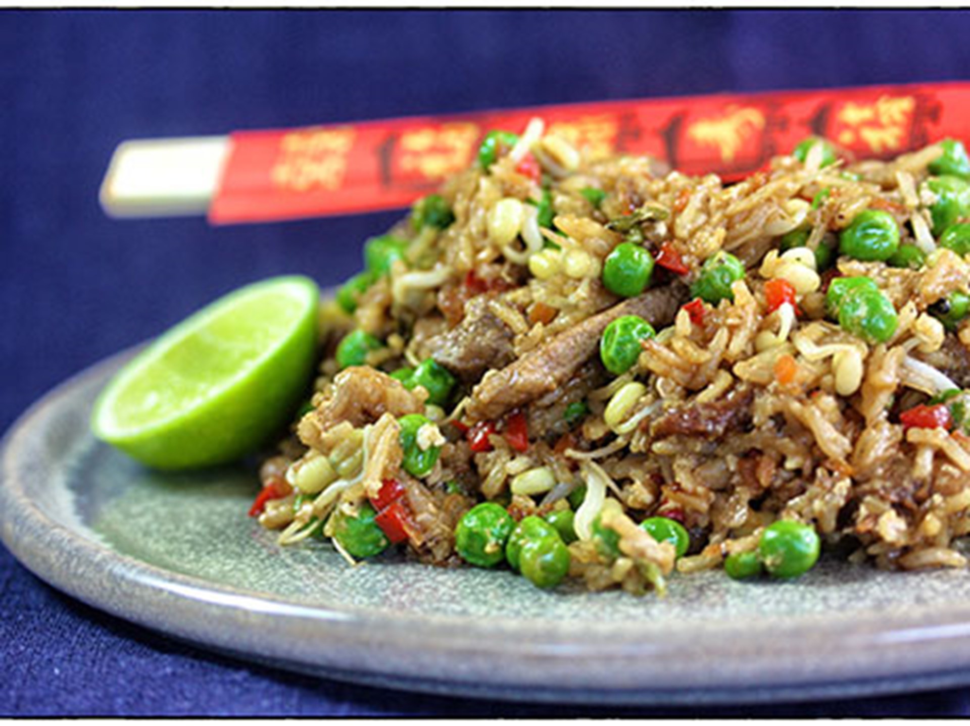 Stegte ris med kalvekød, æg og grøntsager (2 pers.) - Opskrift fra ...