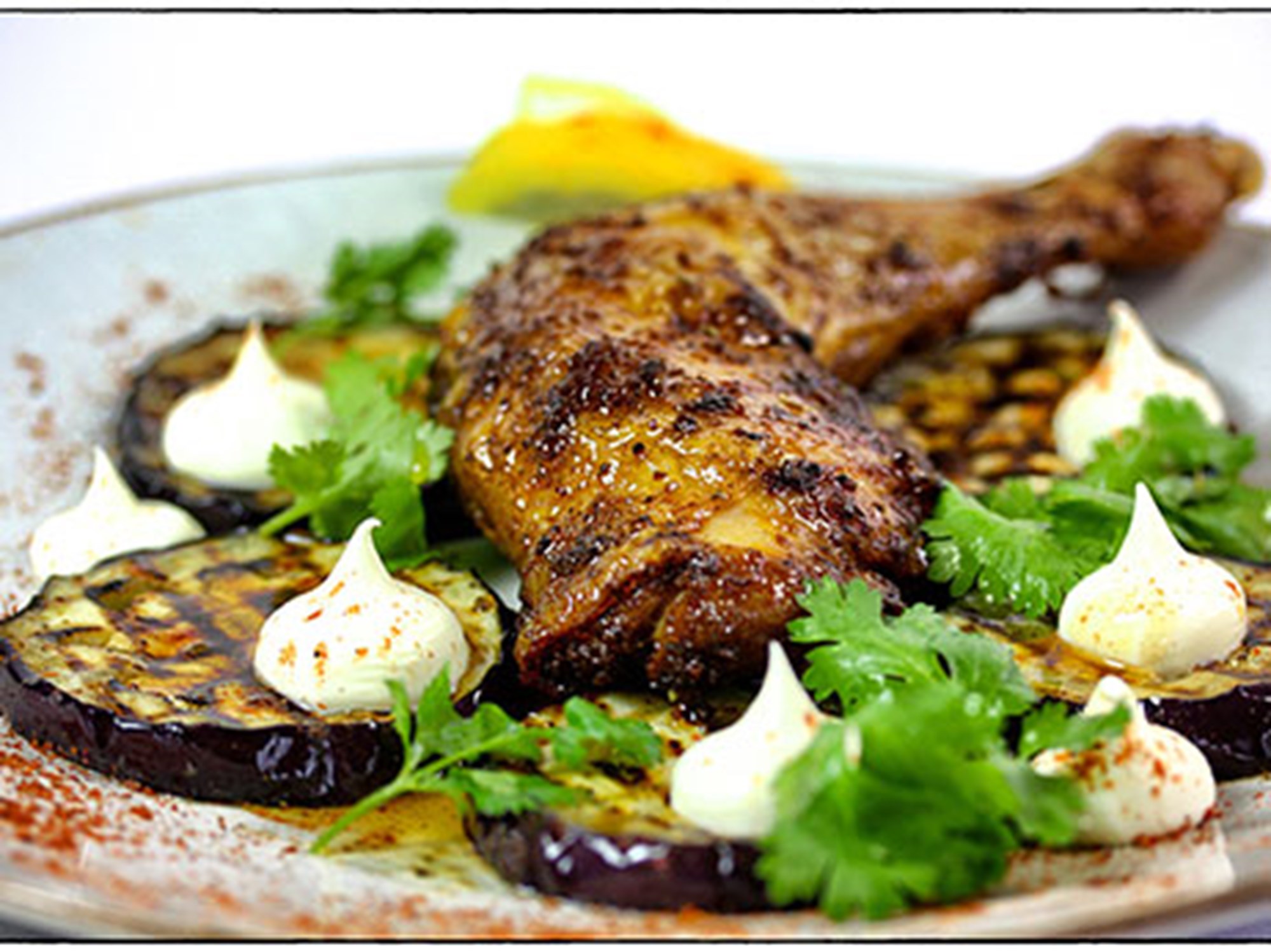 Kyllingelår med baharat krydderi, grillet aubergine, kikærter og koriander