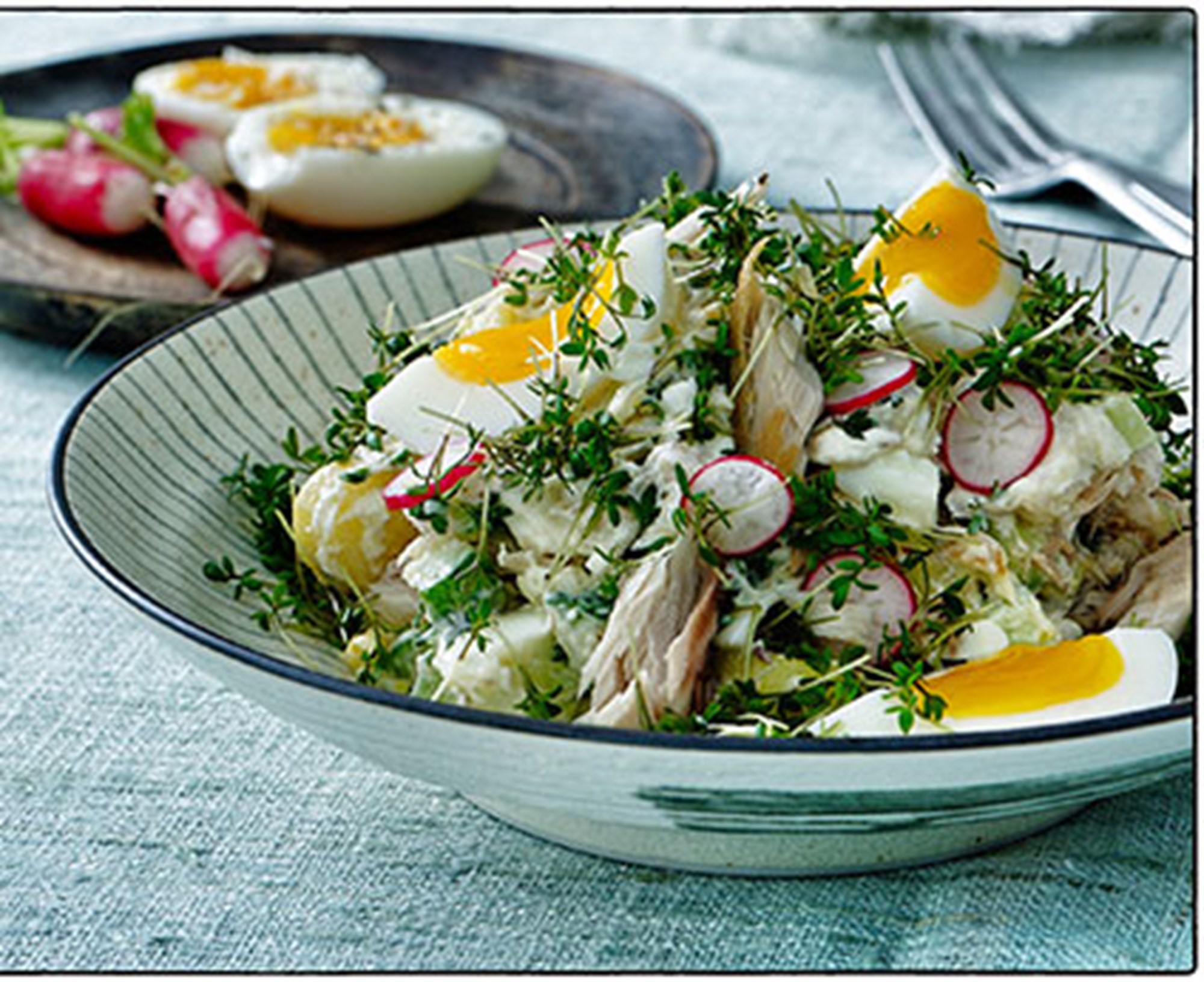 Salat af røget makrel med spidskål, aspargeskartofler, rygeost og radiser (2 pers.)