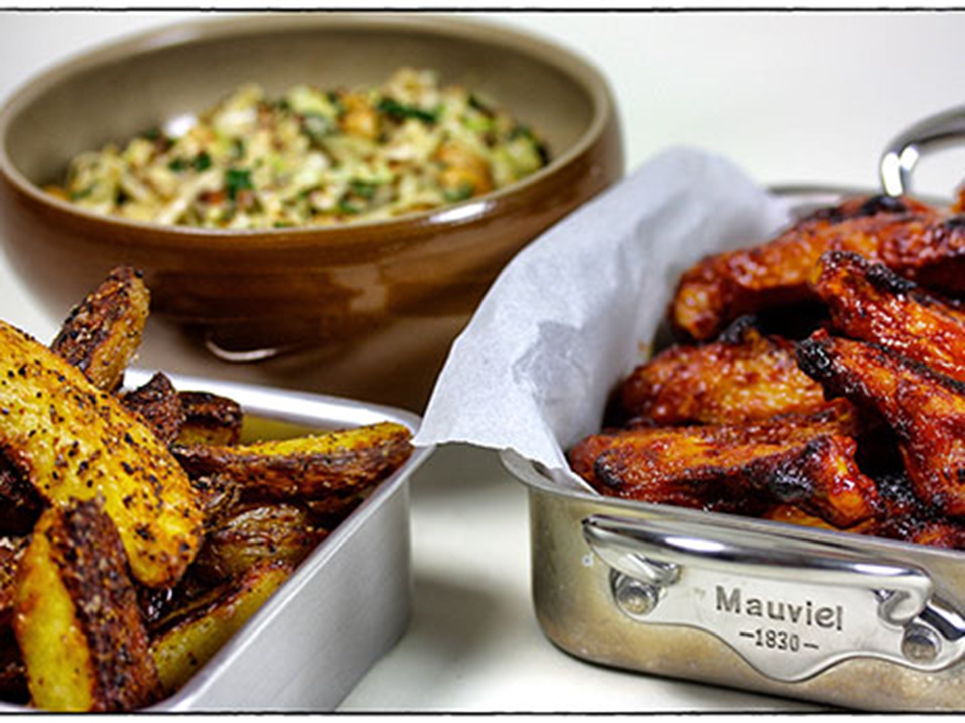 Chicken ”HOTWINGS” Cajunstyle med pommes Texas og coleslaw Opskrift fra Skagenfood.dk