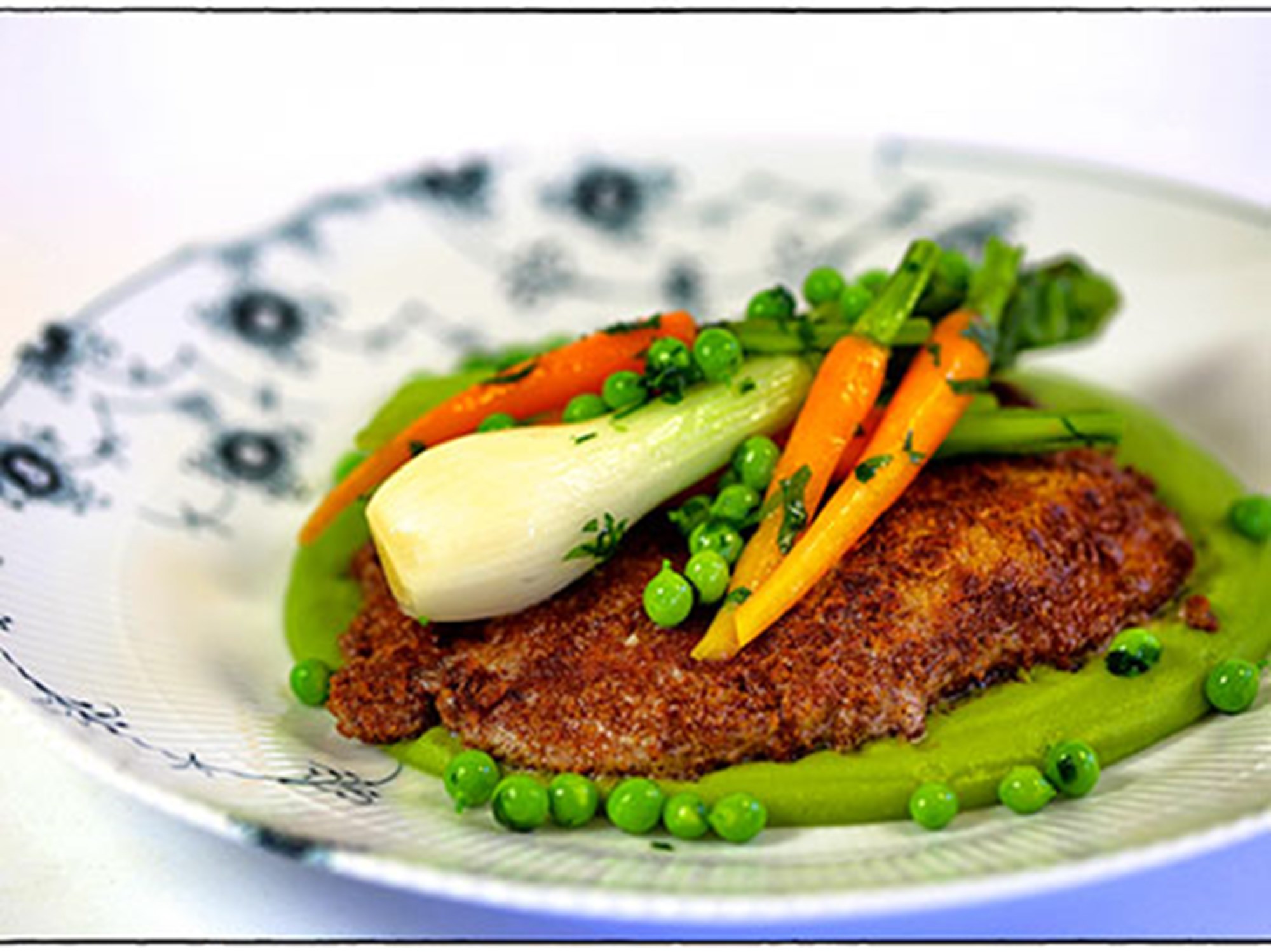 Skinkeschnitzel med ærtepuré, nye gulerødder og løg (2 pers.)