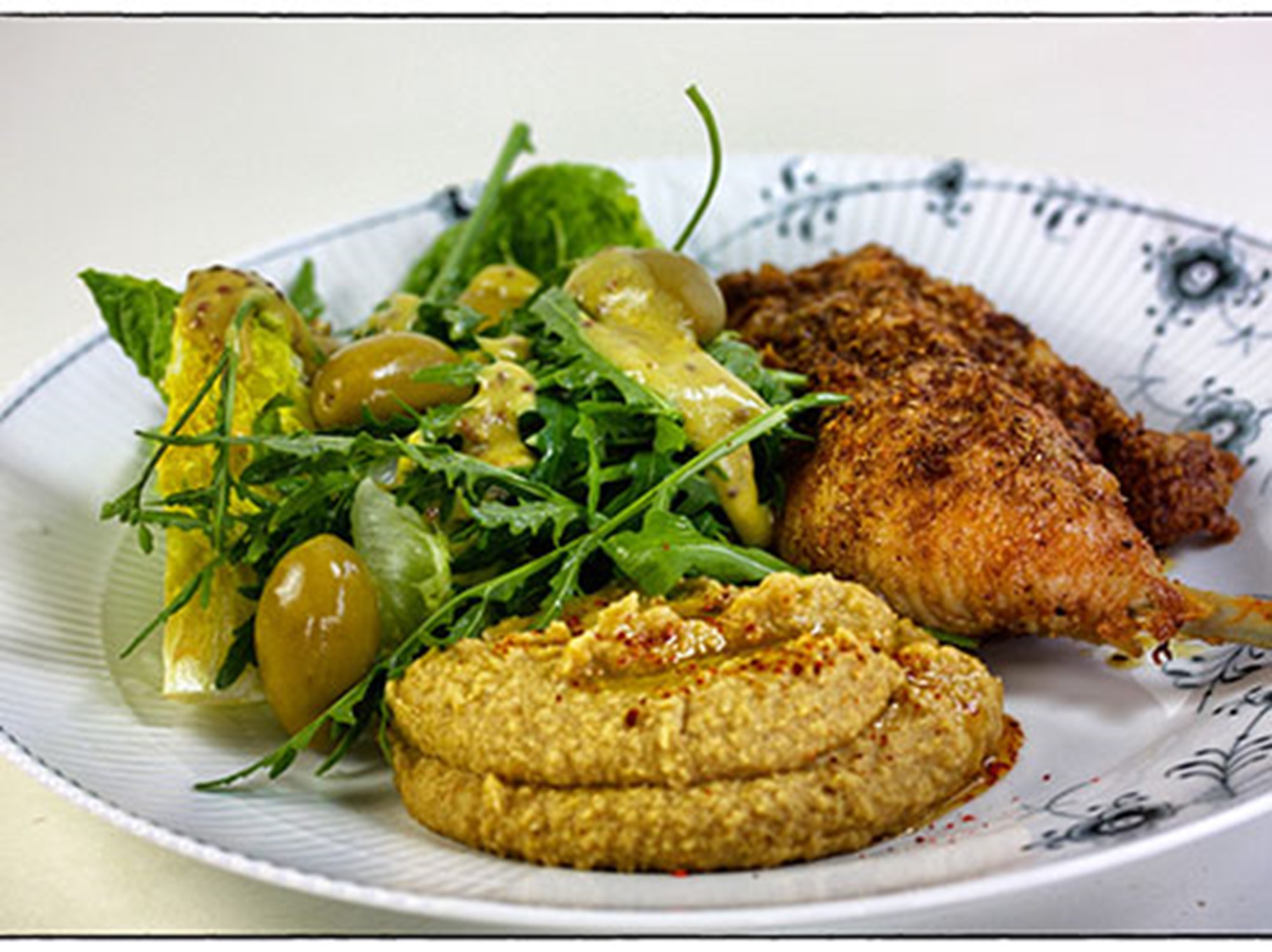 Stegte kyllingelår med Ras el Hanout, humus og salat (4 pers.)
