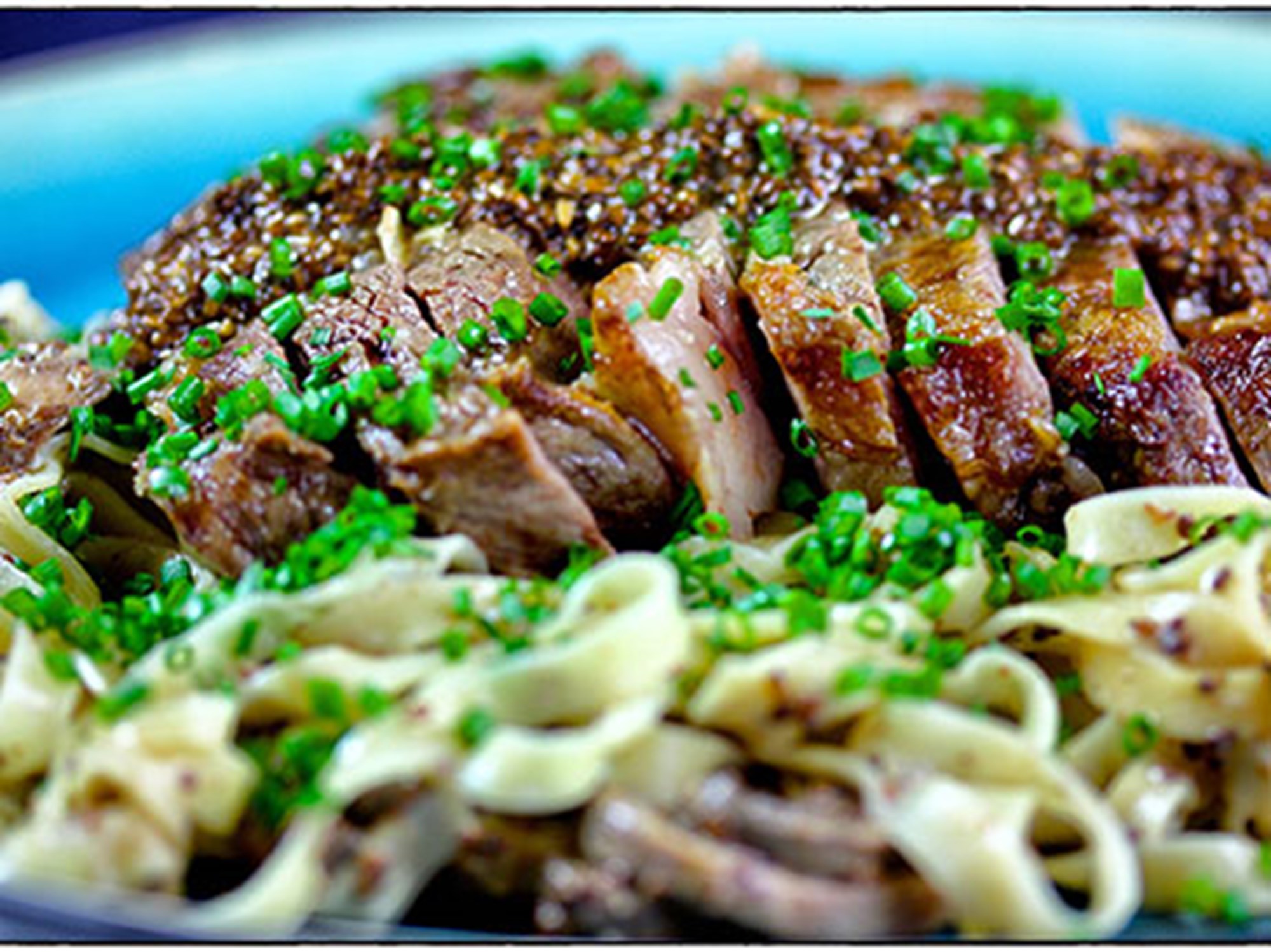 Steak med ægnudler, svampe, broccoli og gomadressing (2 pers.)