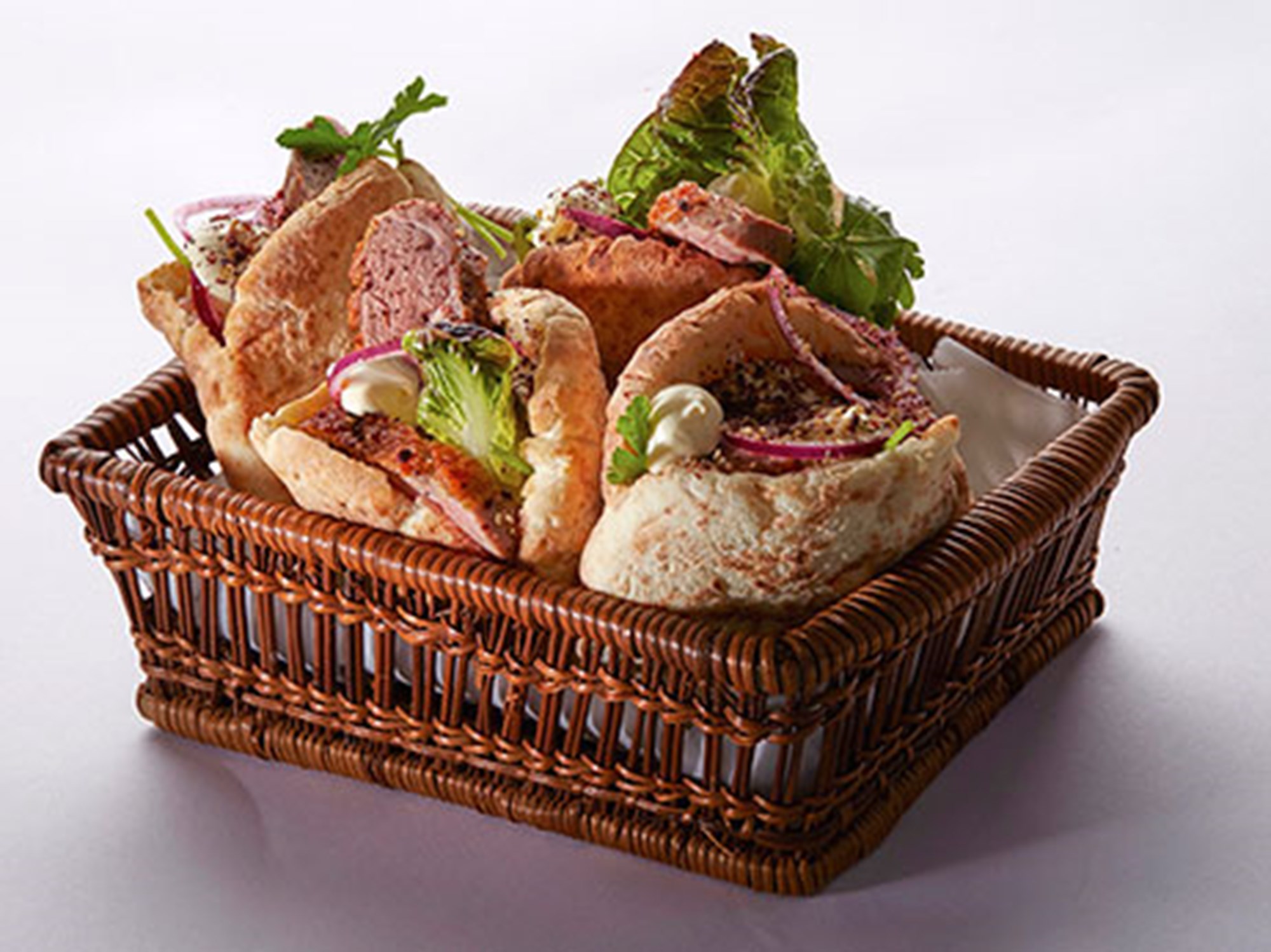 Pita med shawarma af andebryst, salatat Baqduness wa Bassal og citron/yoghurtdressing (4 pers.)