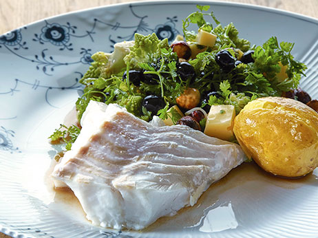 Ovnbagt torsk med salat af romanesco, blåbær, hasselnødder og honning/sennepsvinaigrette (2 pers.)