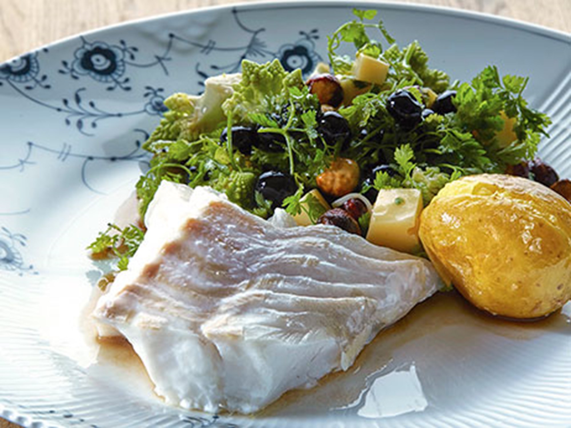 Ovnbagt torsk med salat af romanesco, blåbær, hasselnødder og honning/sennepsvinaigrette