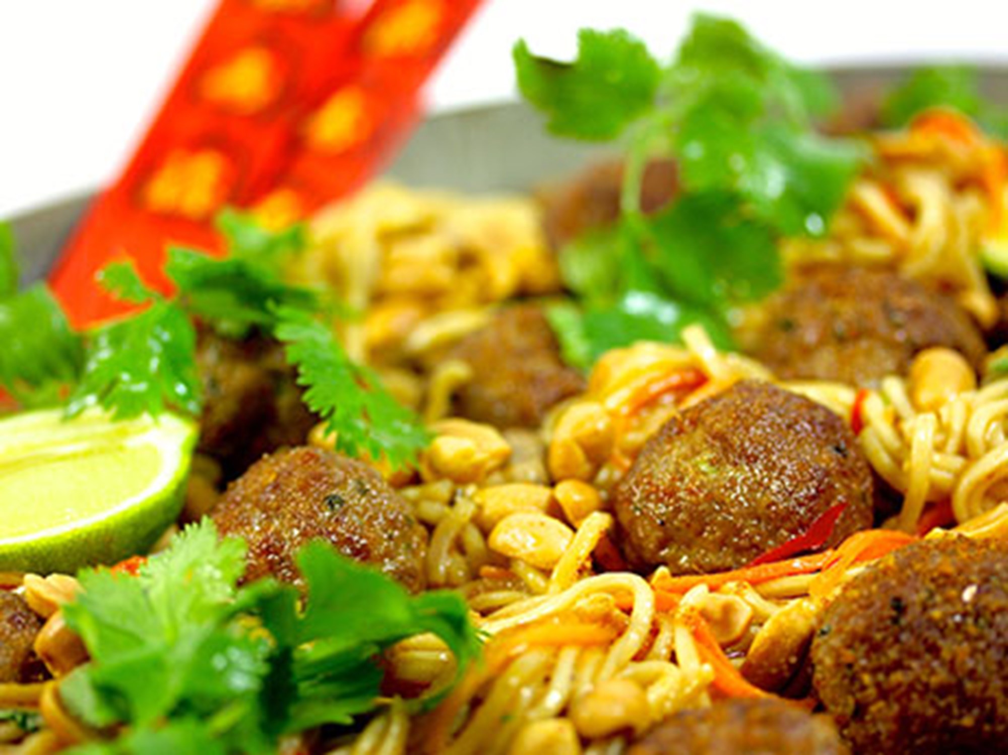 Asiatiske kødboller med woknudler og sød chilisauce