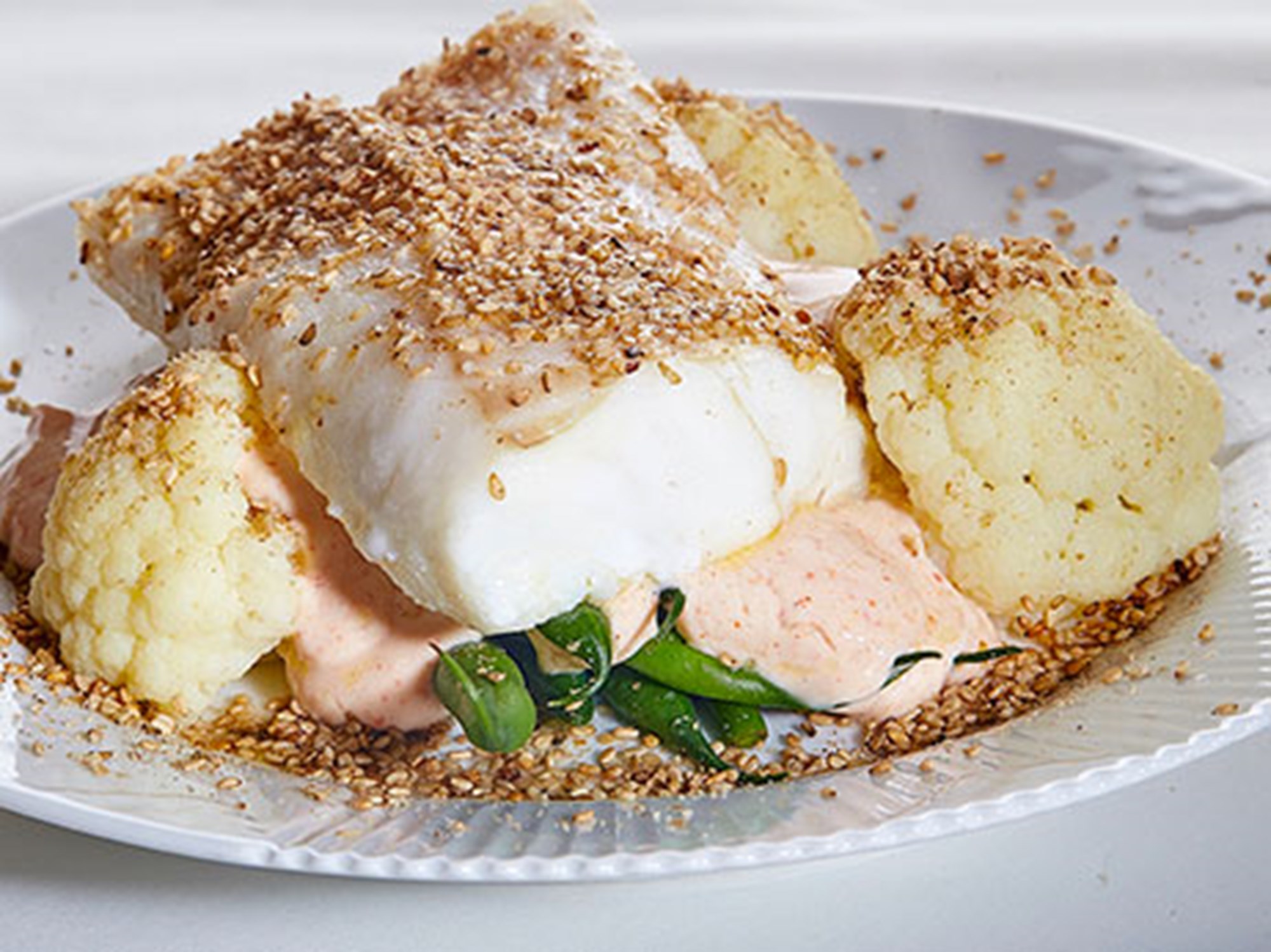Ovnbagt torsk bagt med sesam, blomkål, bønner og mild chiliyoghurt