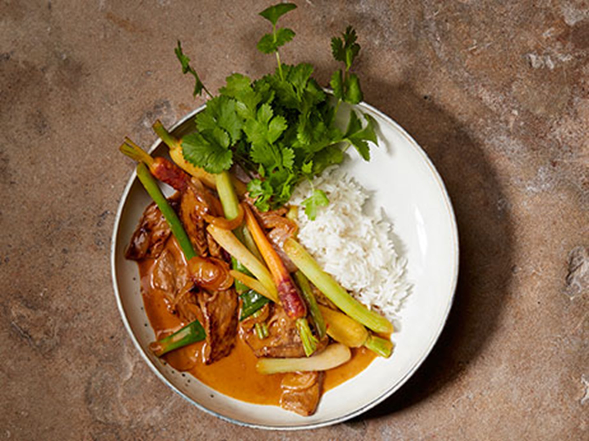 Thai red curry med oksekød og nye grøntsager