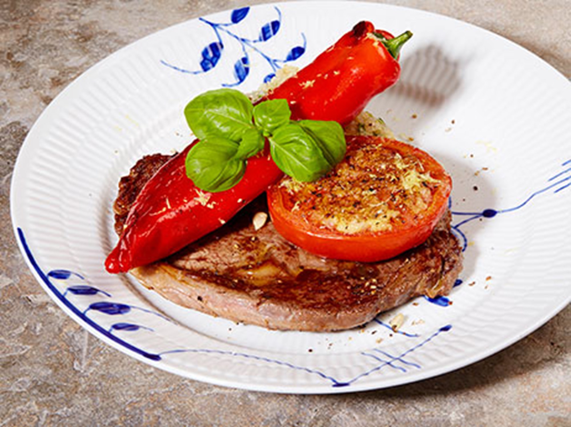 Steak med quinoa, stegte peberfrugter og bagt tomat