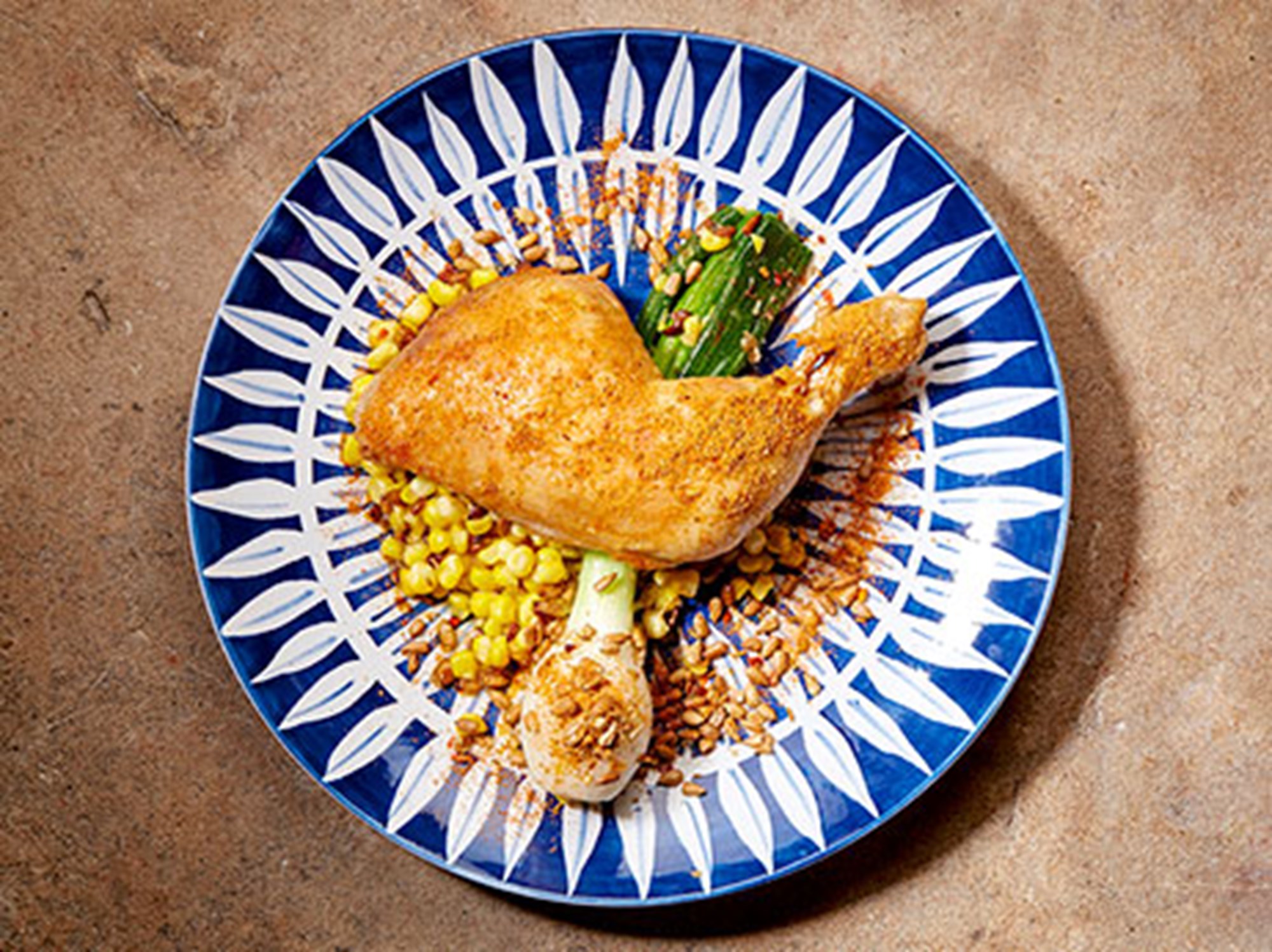 Fajita kyllingelår med majs, forårsløg og knuste kartofler med solsikkekerner