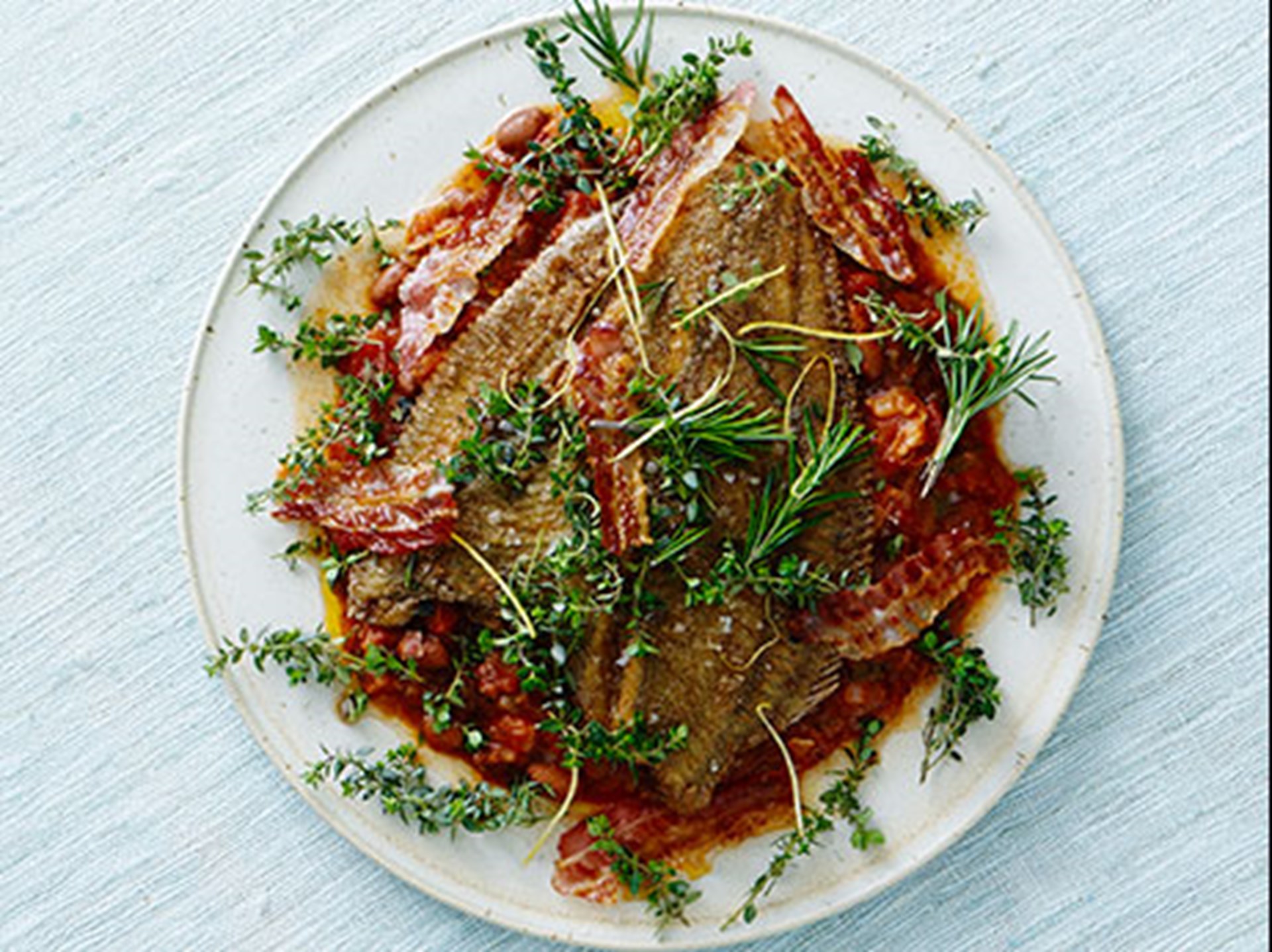 Helstegt rødspætte med bønner og bacon - Opskrift fra Skagenfood.dk