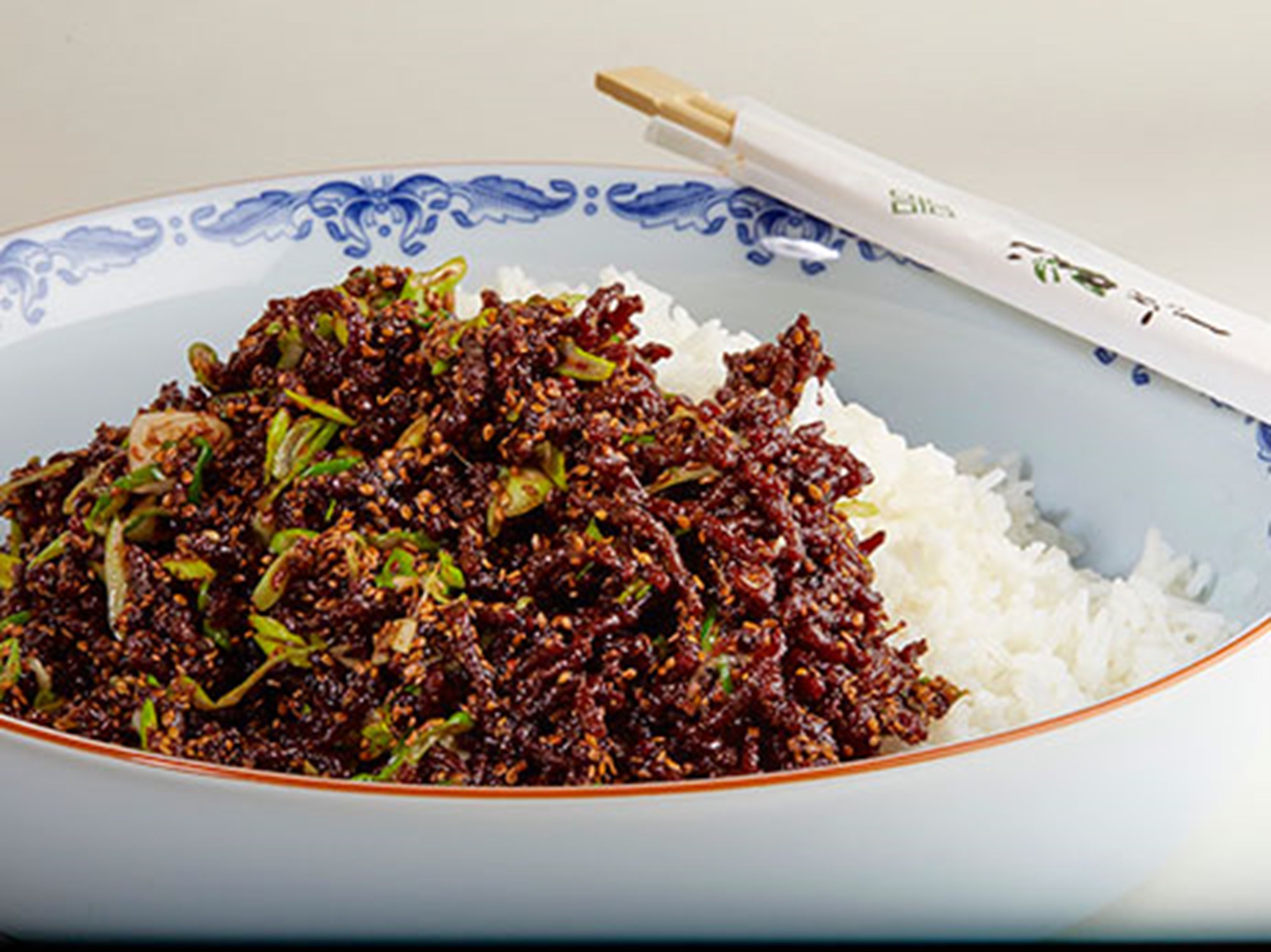 Koreansk stegt oksekød med sesam og ris