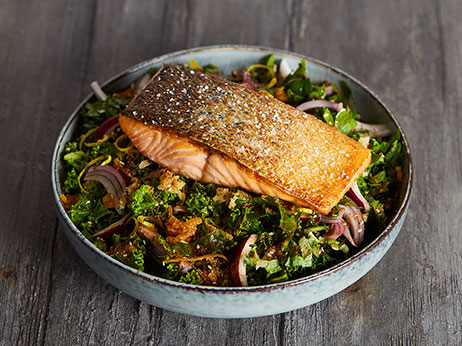 Laks bagt med bulgursalat og grønkål (KnogleSund)