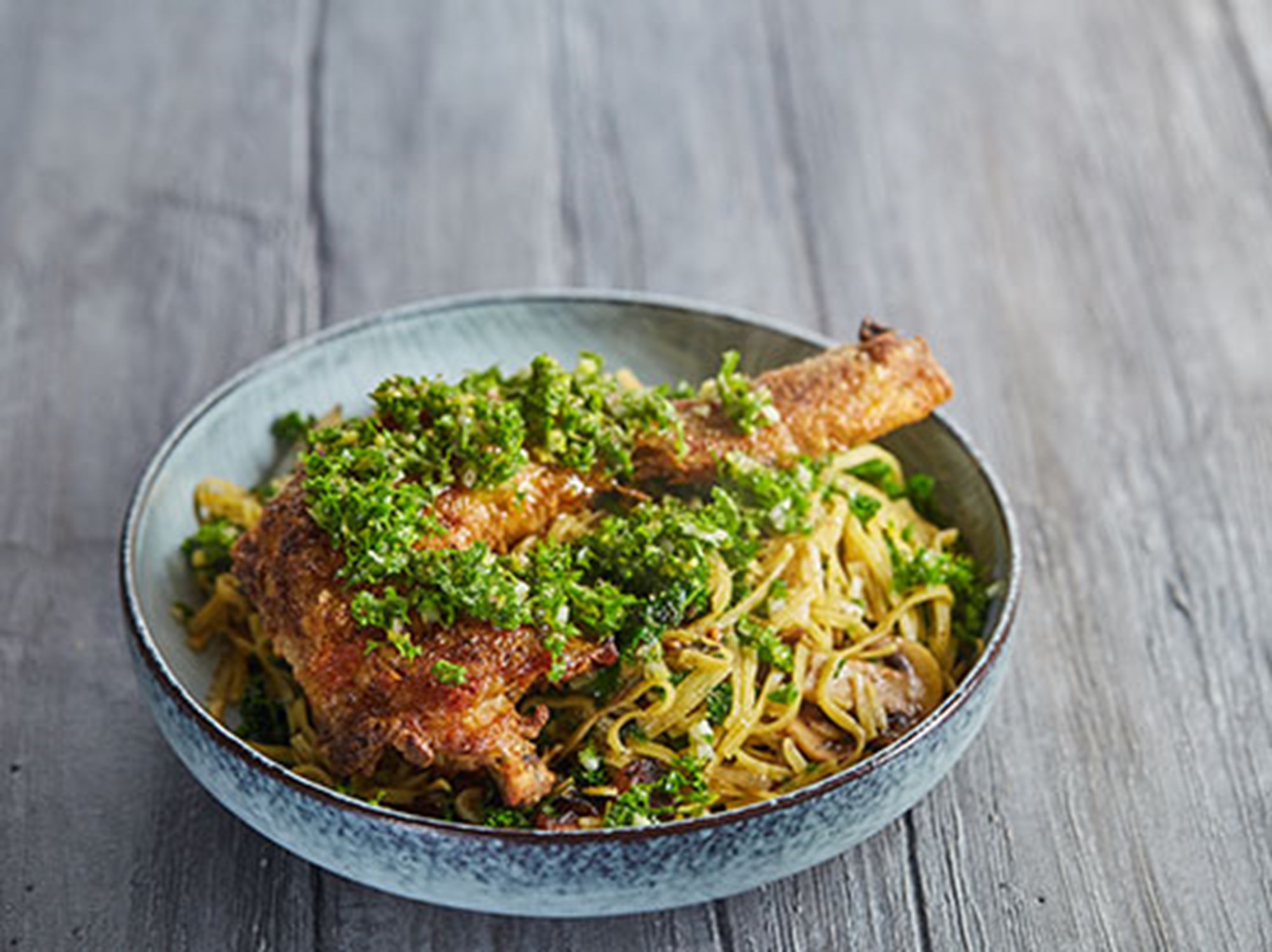 Stegt kyllingelår med caribbean chicken rub, pasta, gremolata på grønkål og svampe