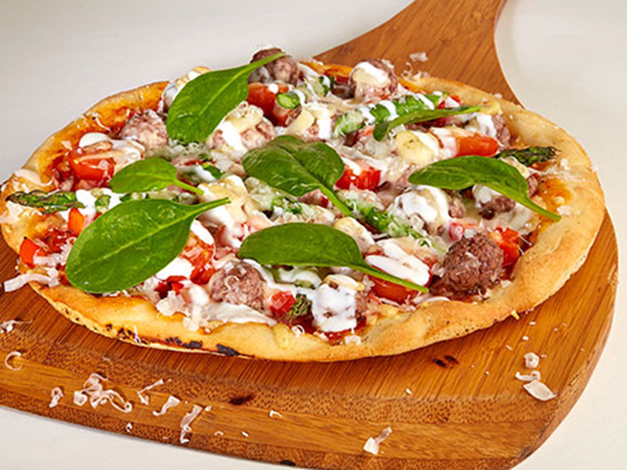 Pizza med italienske kødboller, spinat, nye løg og yoghurt