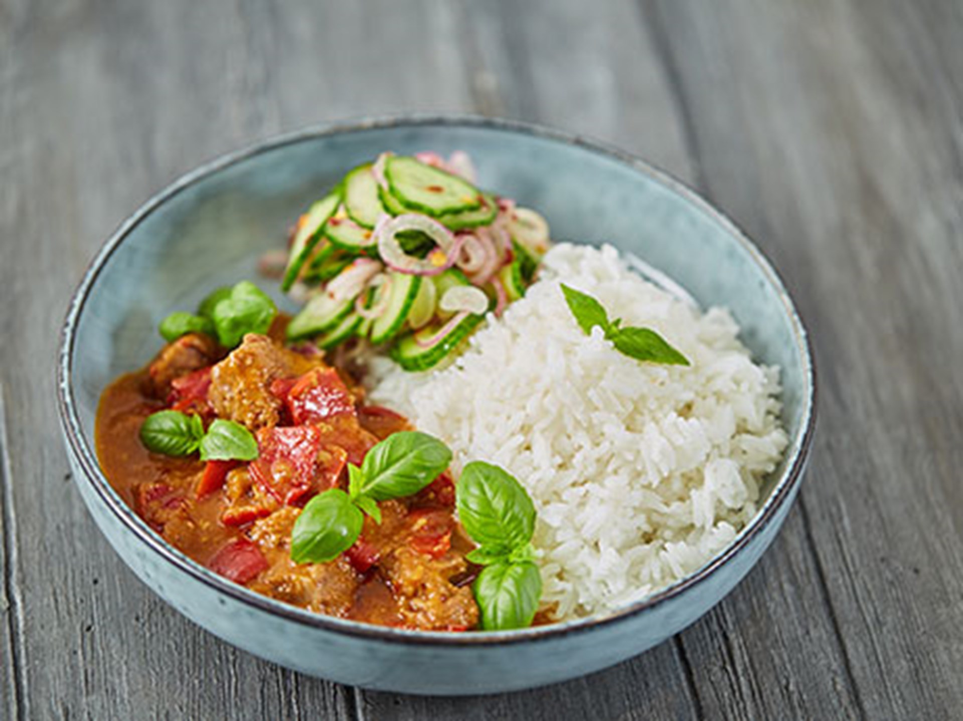 HEAT: Thai Red curry med ris og sur/sød agurkesalat - Opskrift fra ...