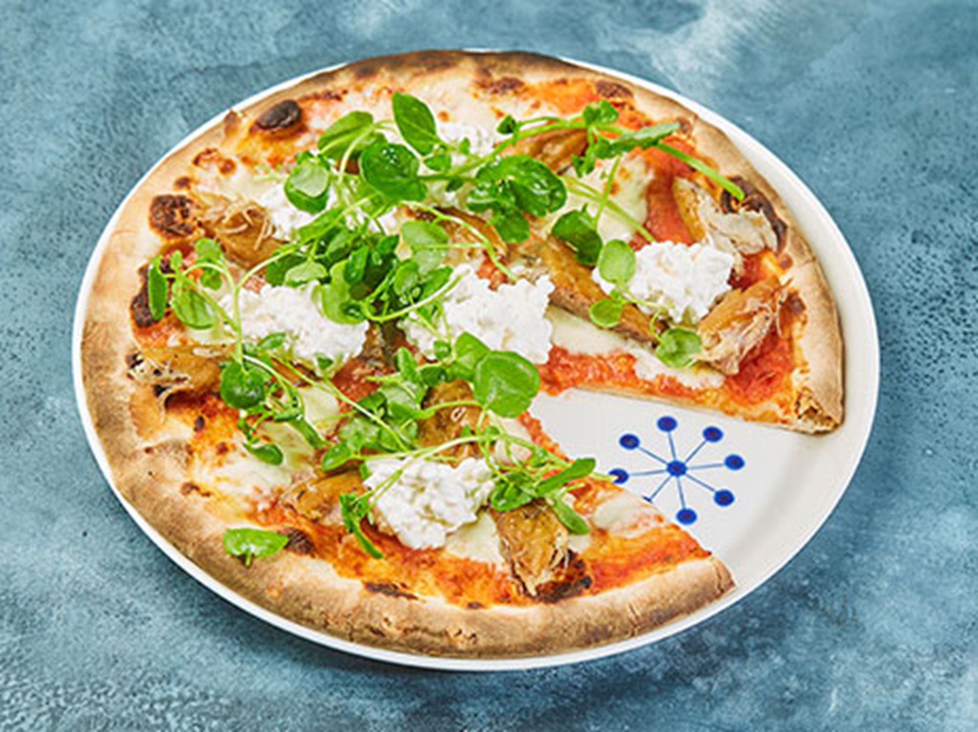 SommerPizza med nyrøget pebermakrel, hytteost og tomatsalat
