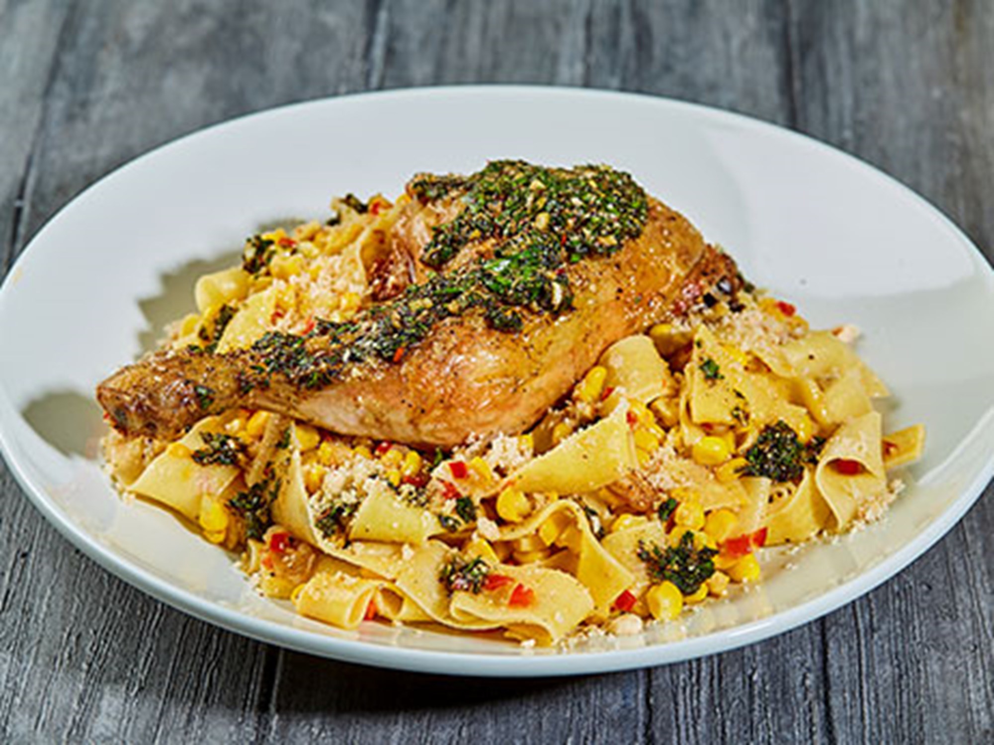 Kyllingelår med chimichurri, pasta, majs, tomat og hasselnødder