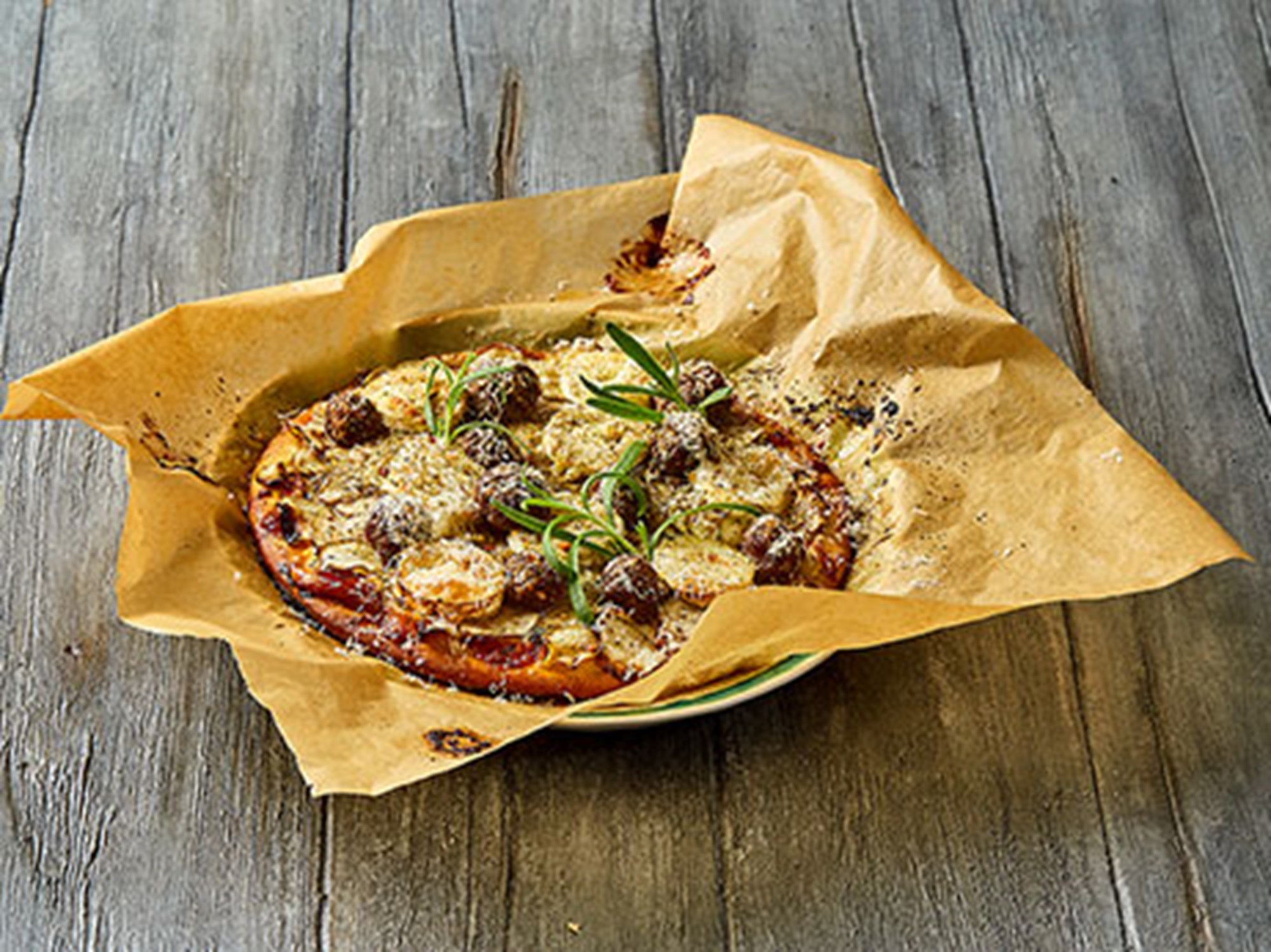 Pizza med italienske kødboller, gedeost, rosmarin og jordskokker