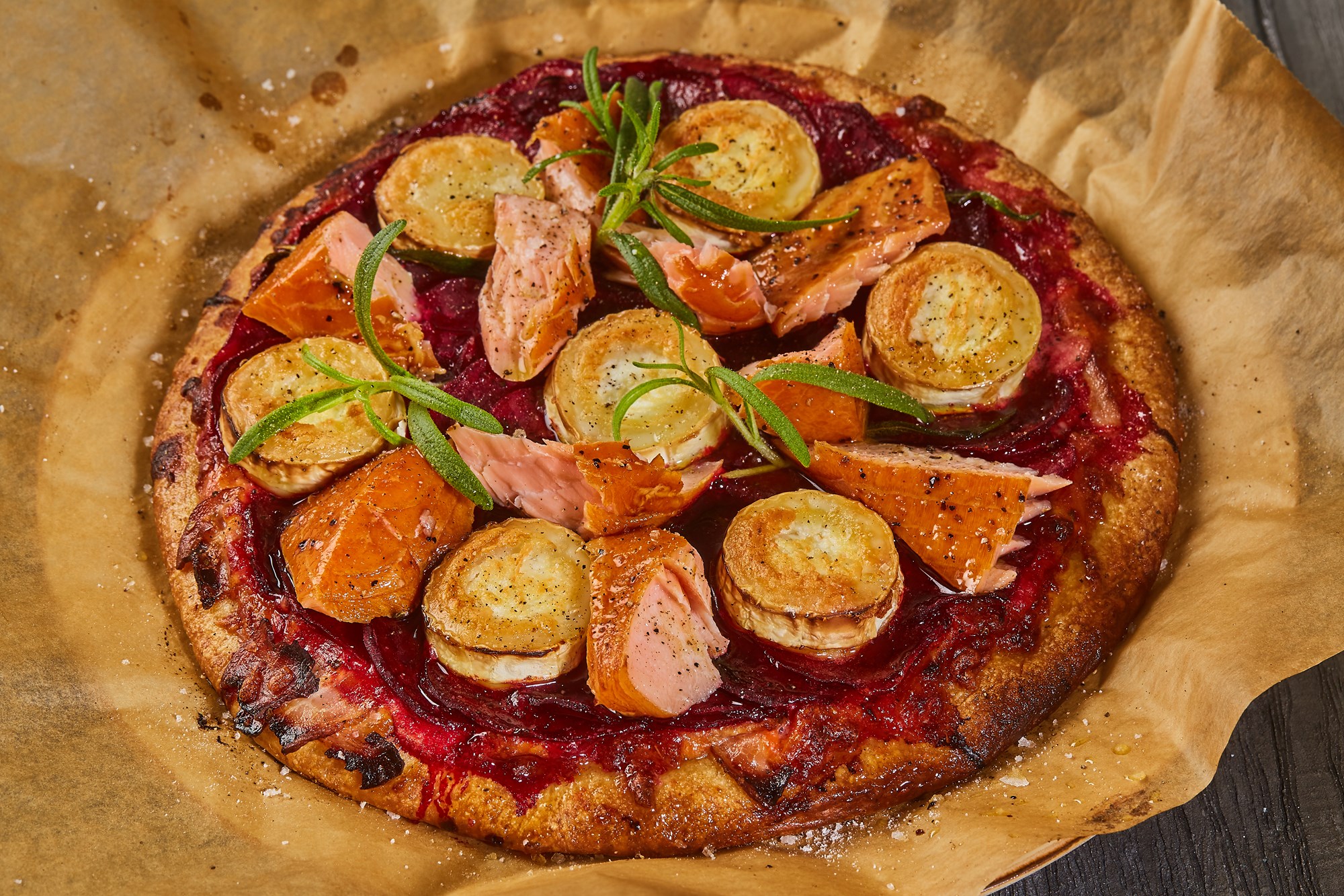 Rødbedepizza med varmrøget laks, gedeost & rosmarin