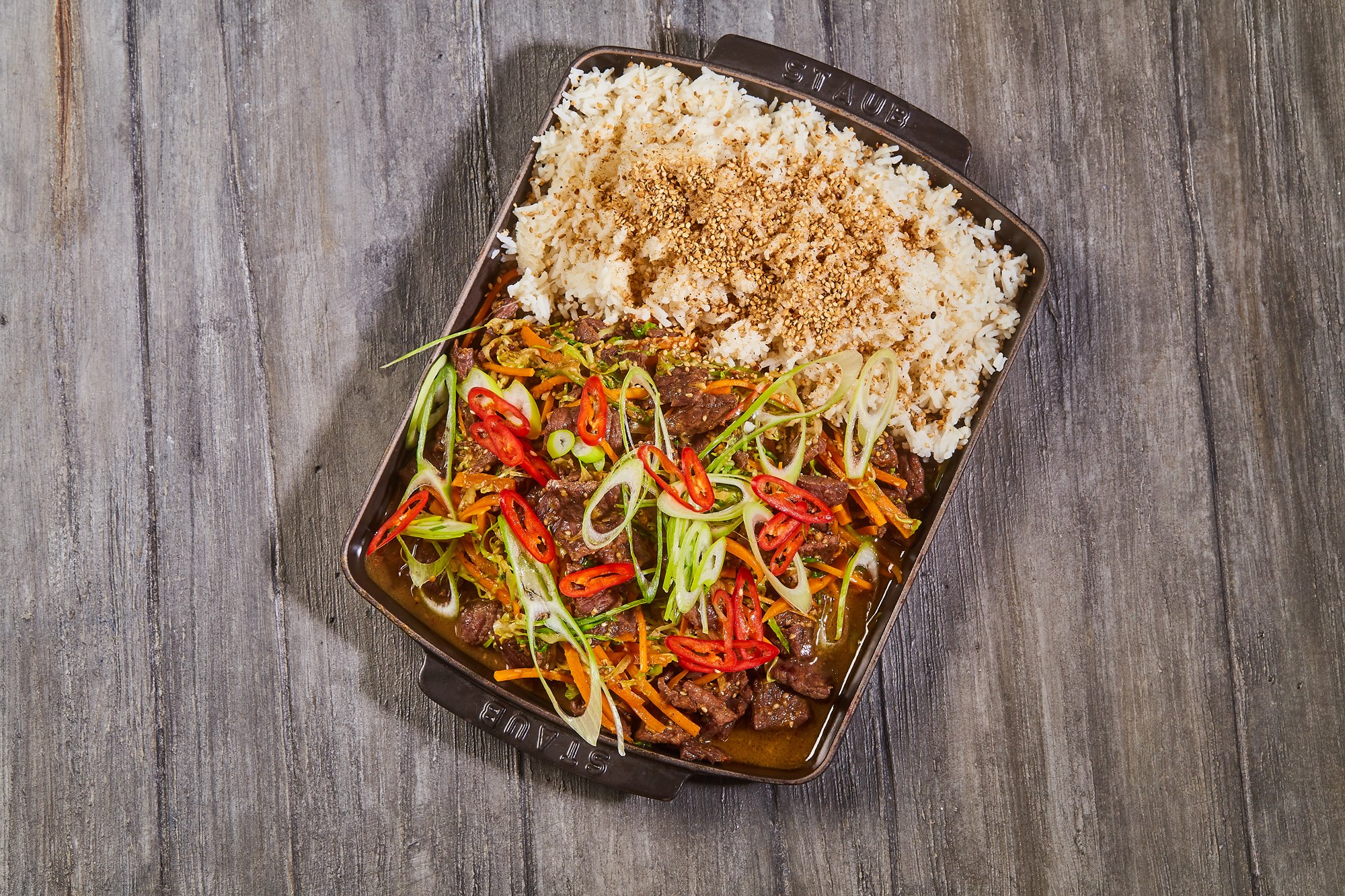 Koreansk wokket oksekød Bulgogi style med ristet sesam, spidskål og ris