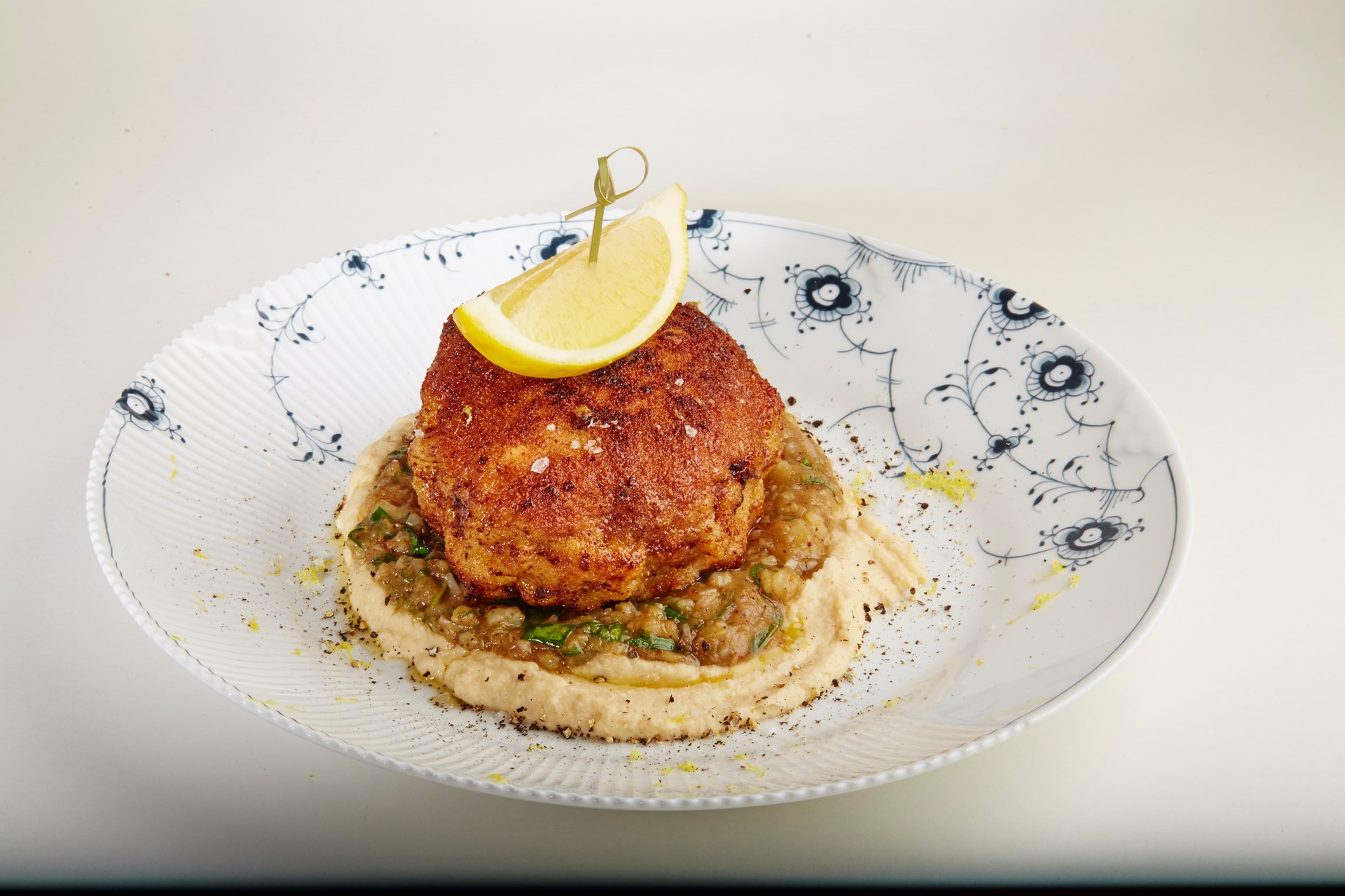 med ristet blomkålspuré, dertil kartoffelkompot