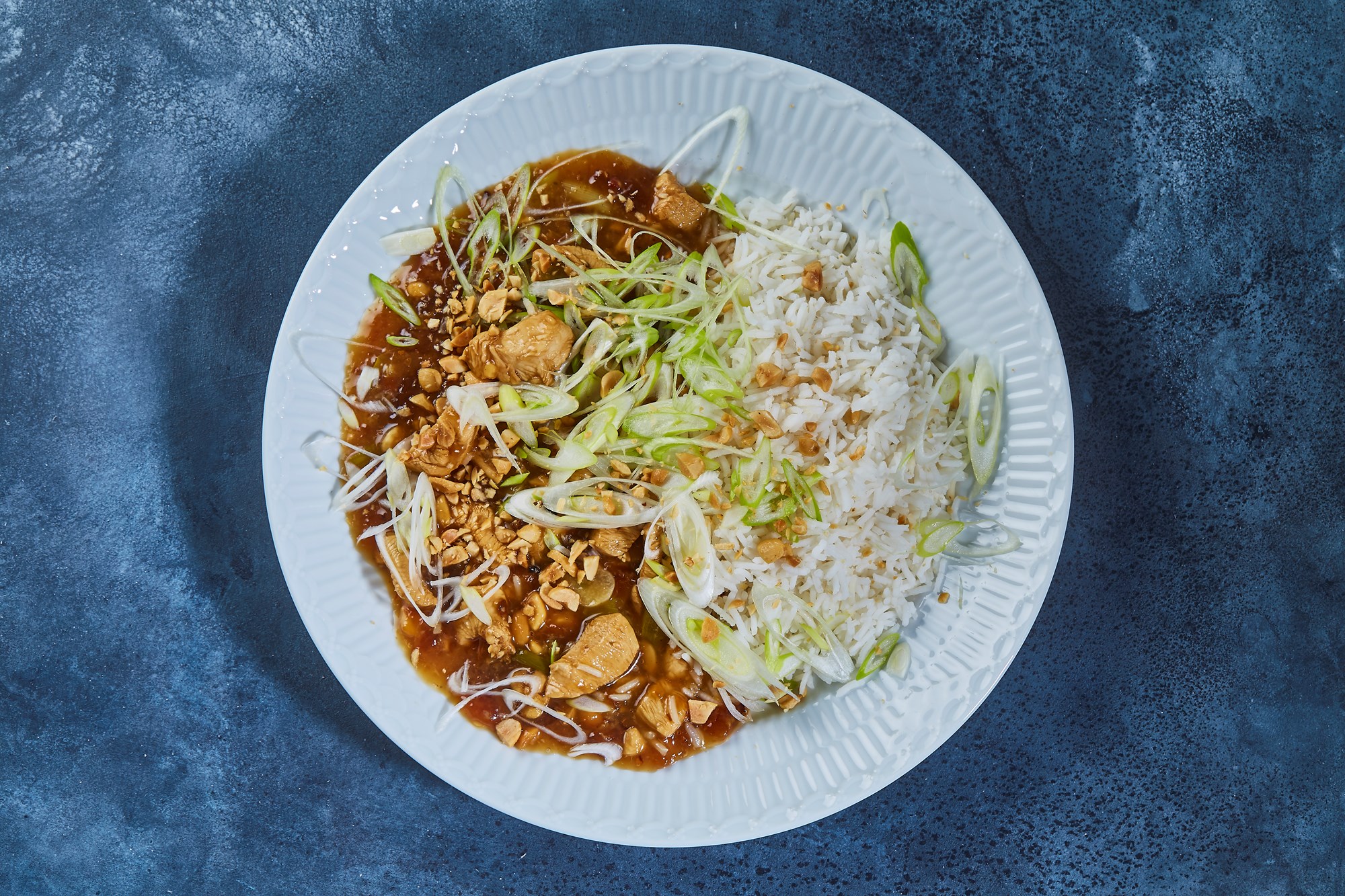 Kinesisk Gong Bao Chicken med chili & sechuanpeber samt peanuts og ris
