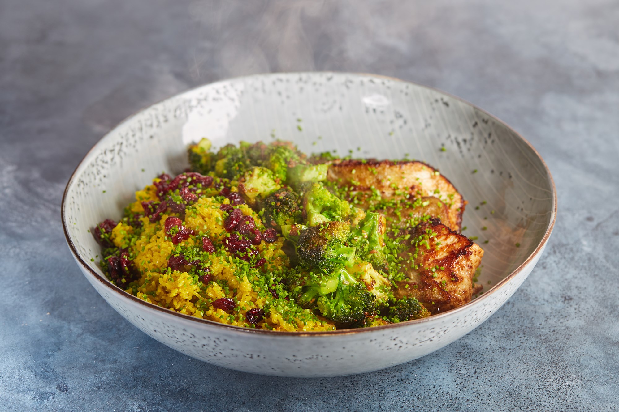 Skindstegt kulmule med persiske ris med tranebær, pinjekerner dertil broccoli med frisk gurkemejerod