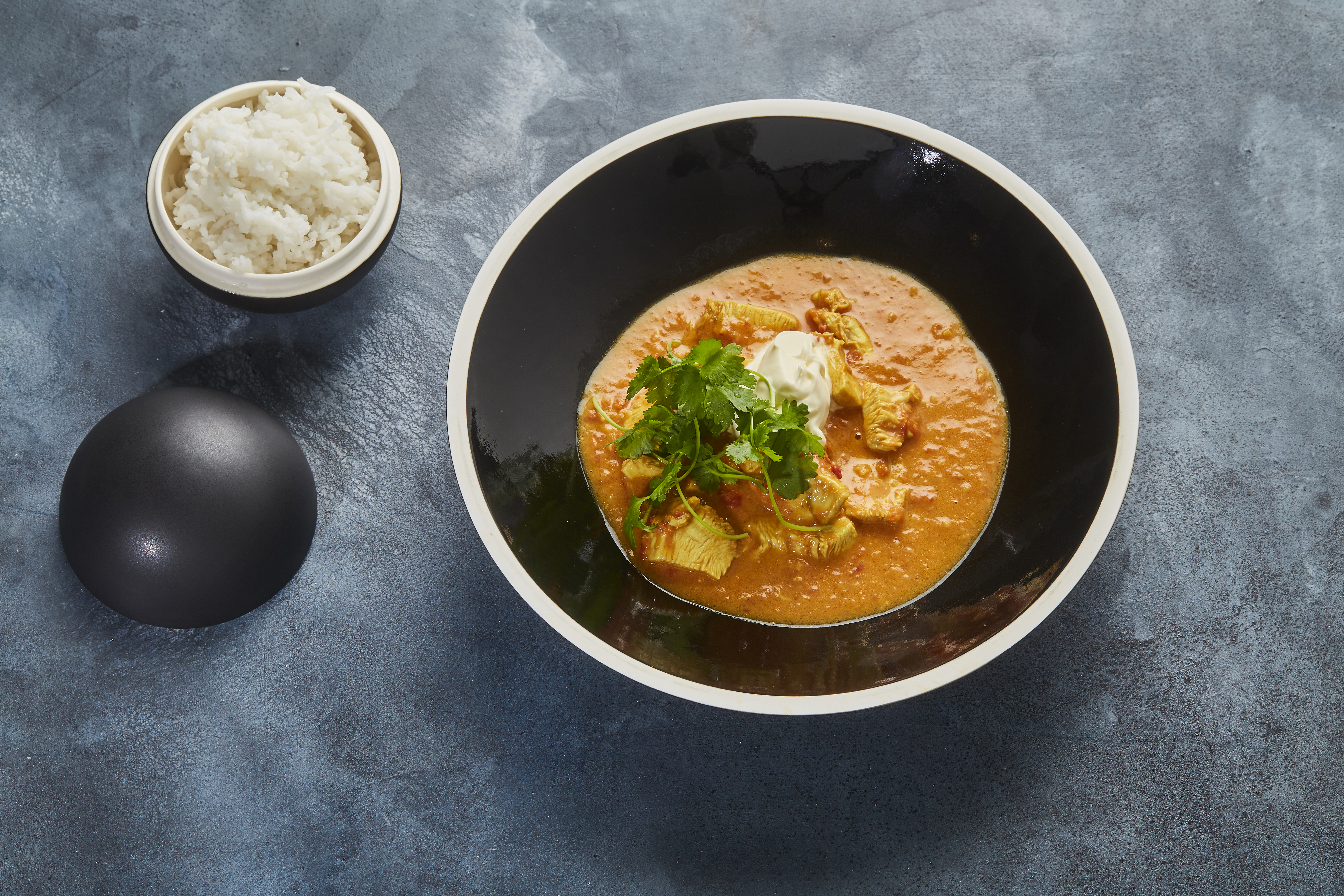 Heat: Butter chicken med ris, koriander og yoghurt